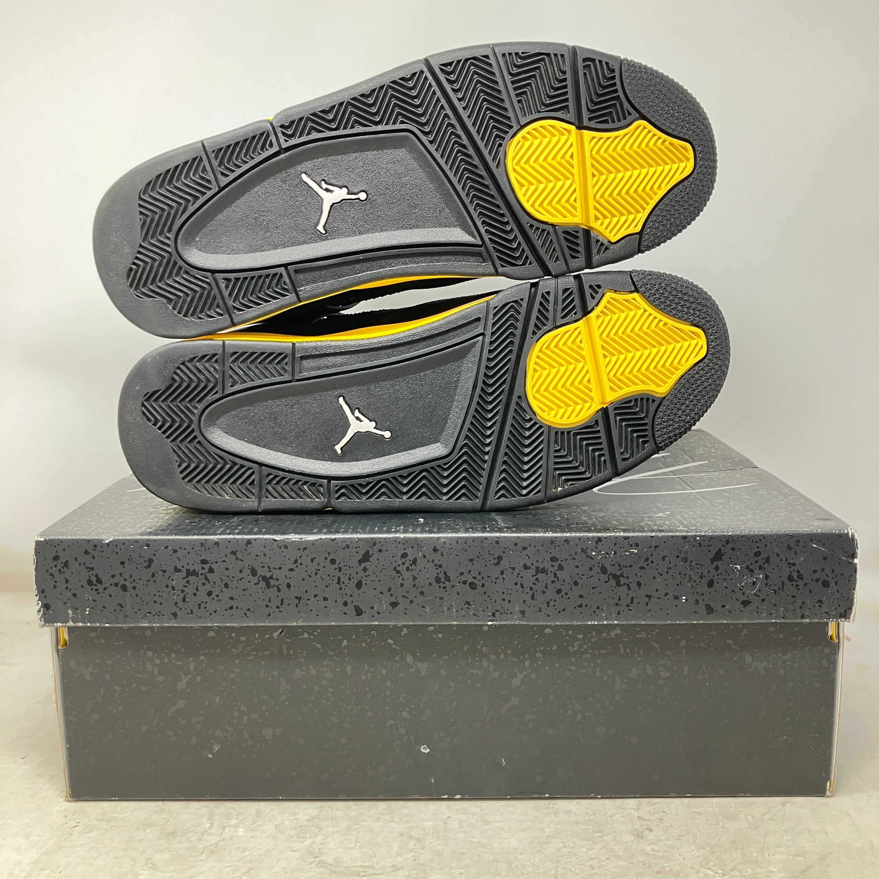 Jordan 4 Retro Thunder (2023)