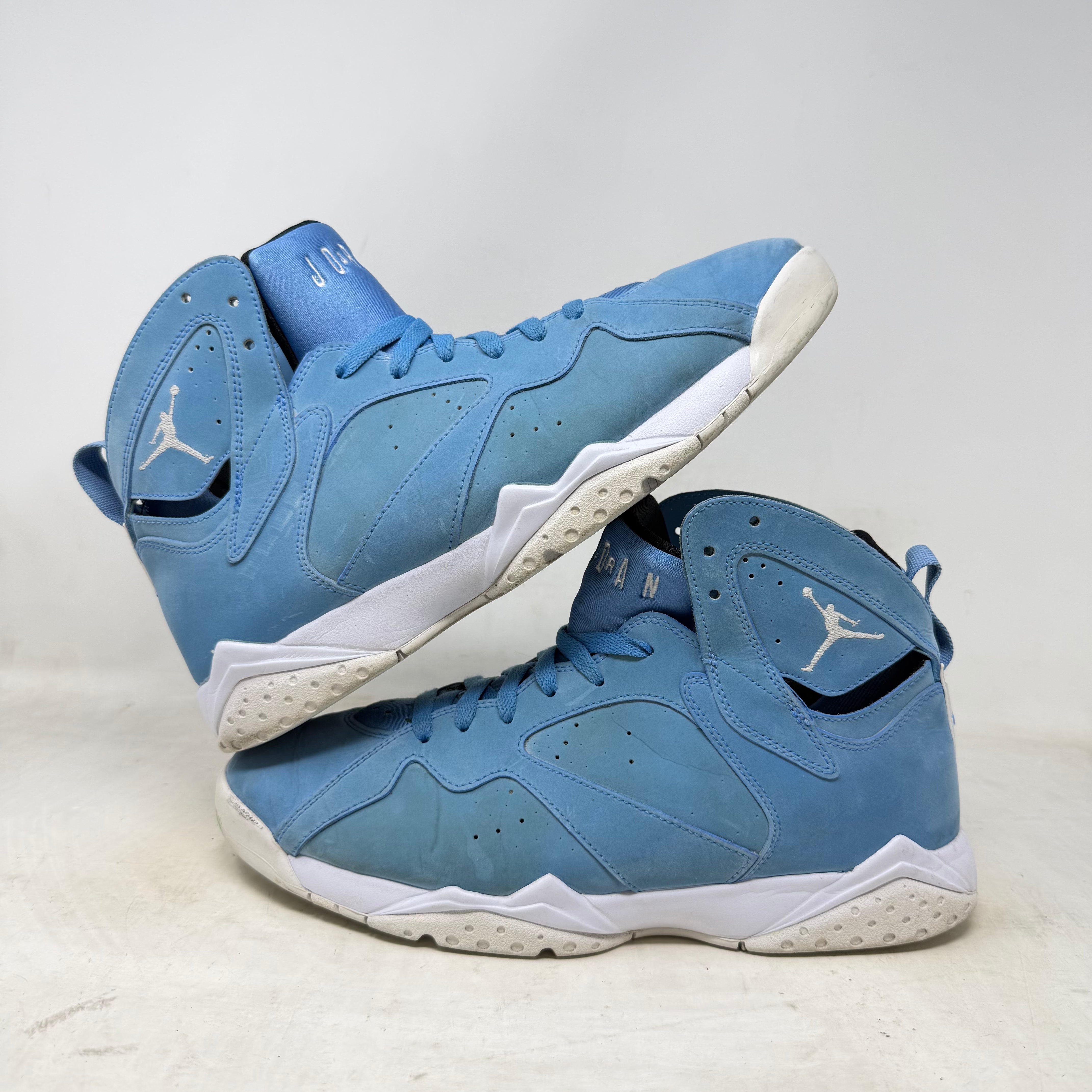 Jordan 7 Retro Pantone