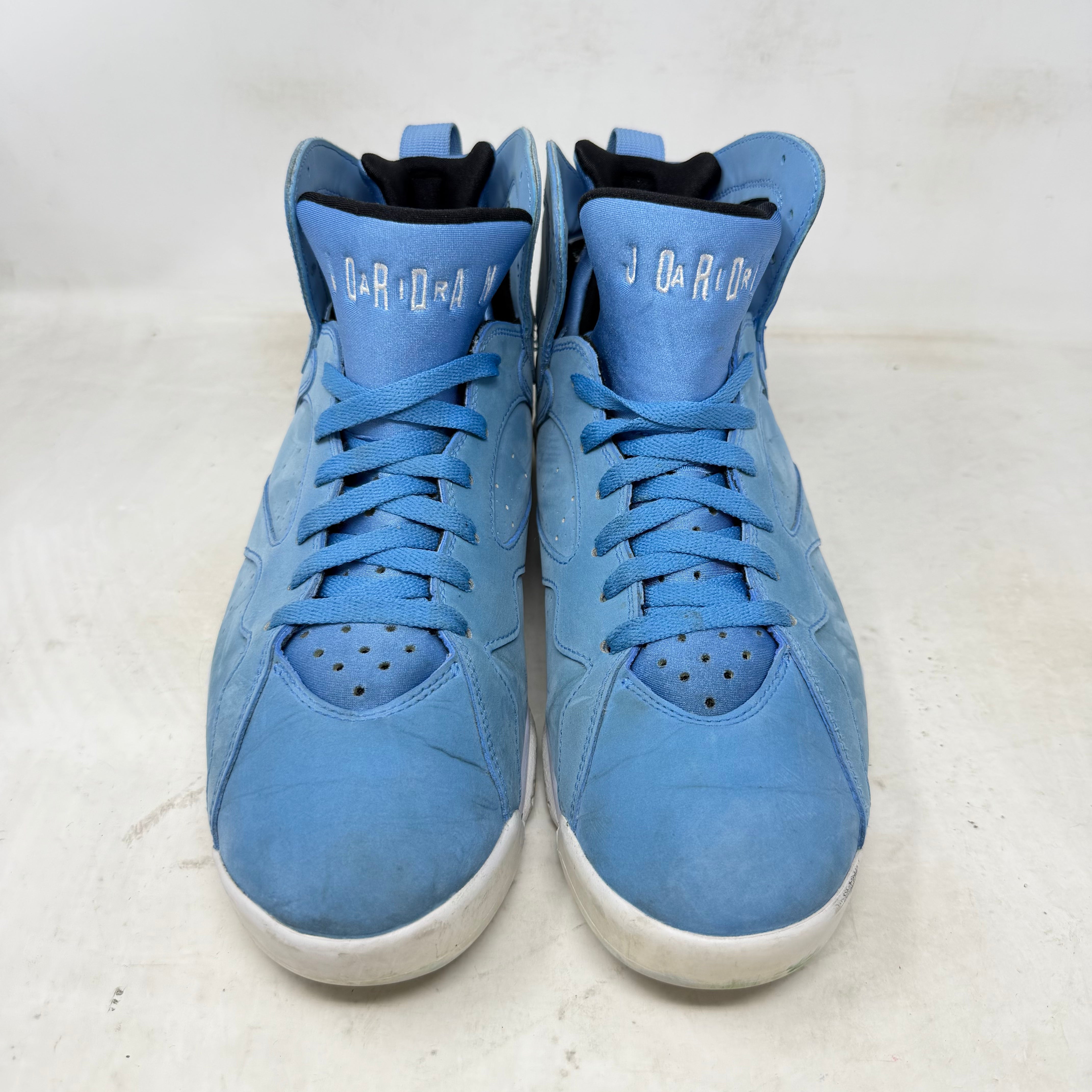 Jordan 7 Retro Pantone