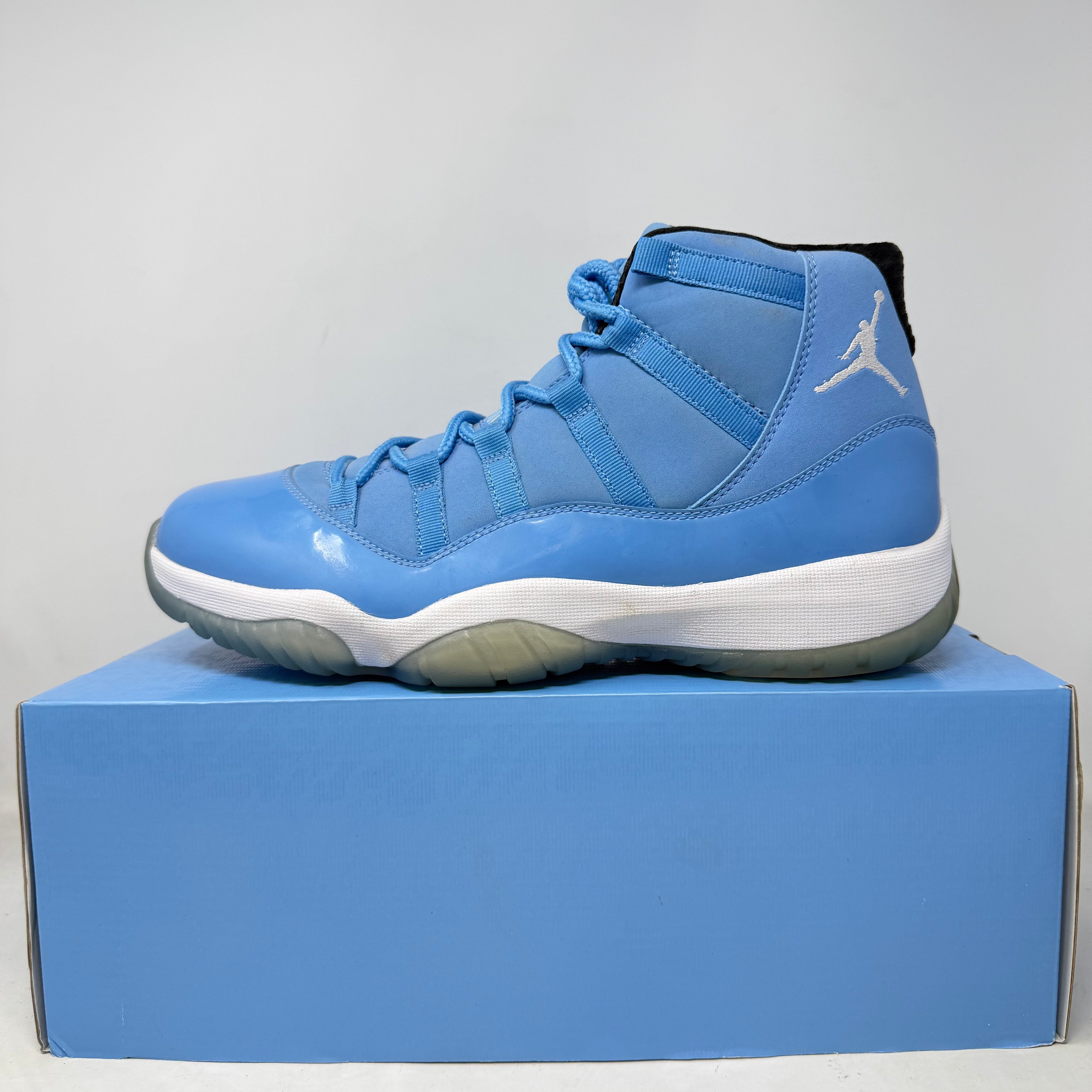 Jordan 11 Retro Pantone