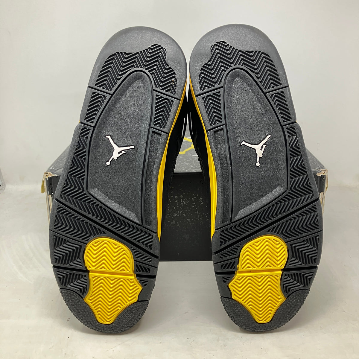 Jordan 4 Retro Thunder (2023)