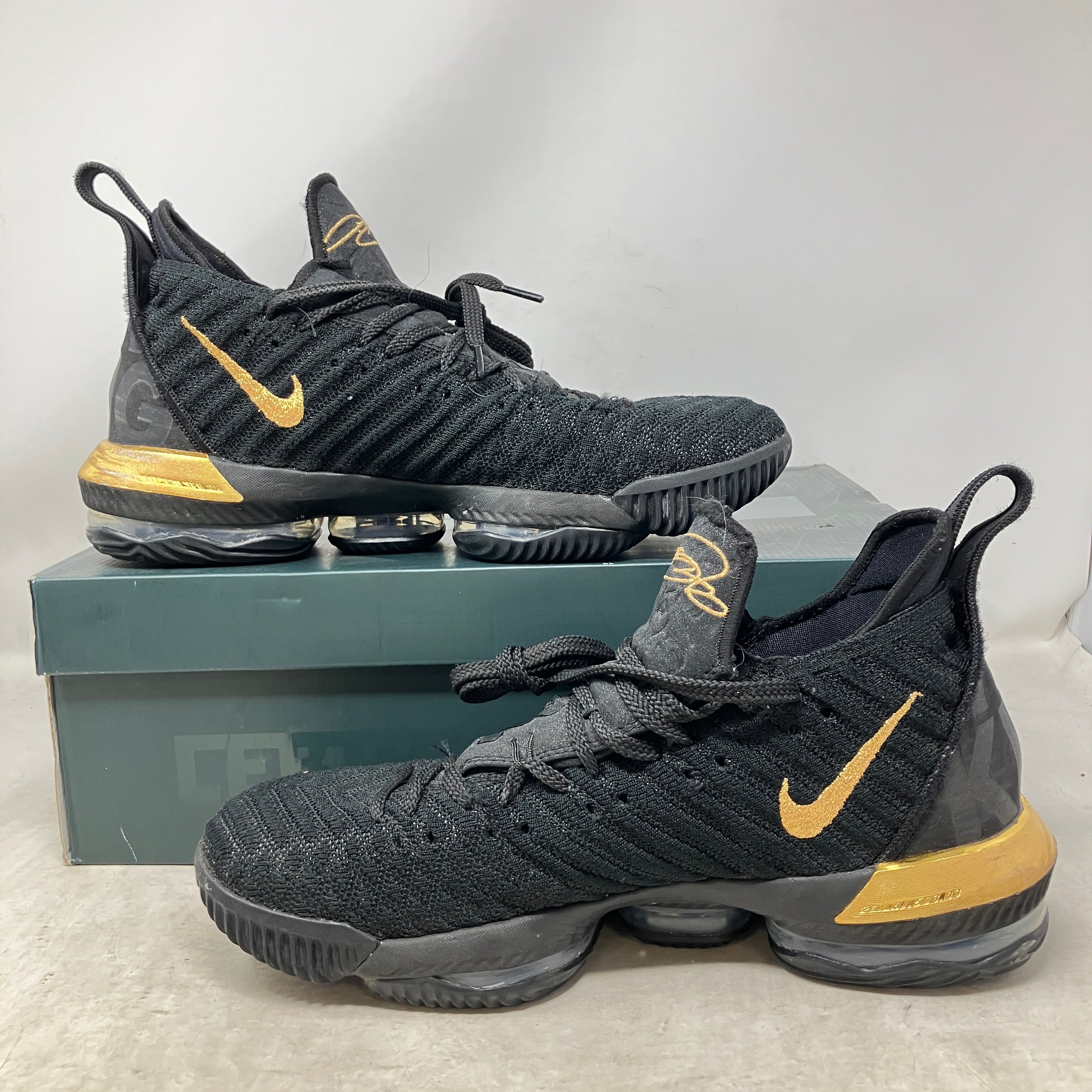 Nike LeBron 16 I'm King