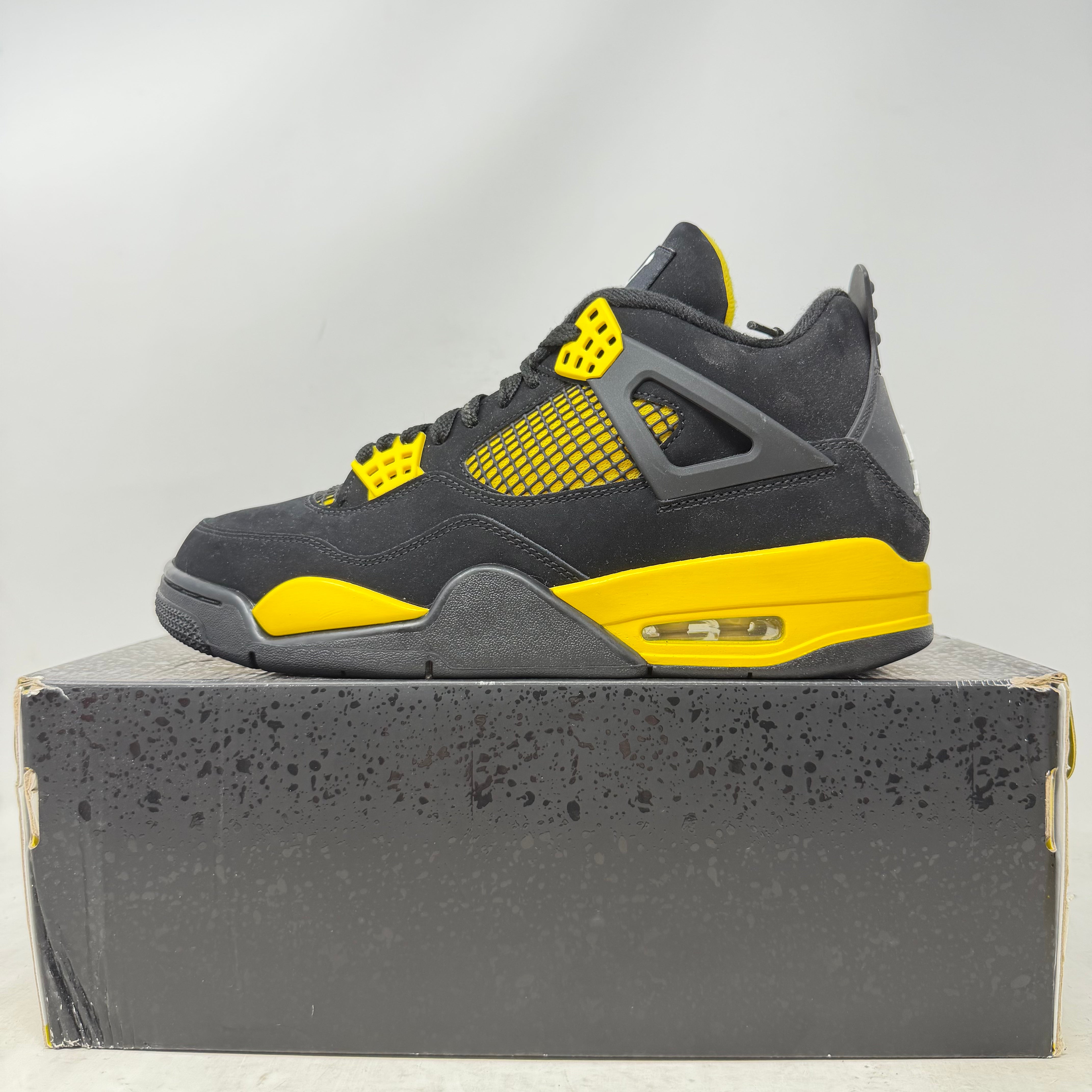 Jordan 4 Retro Thunder (2023)