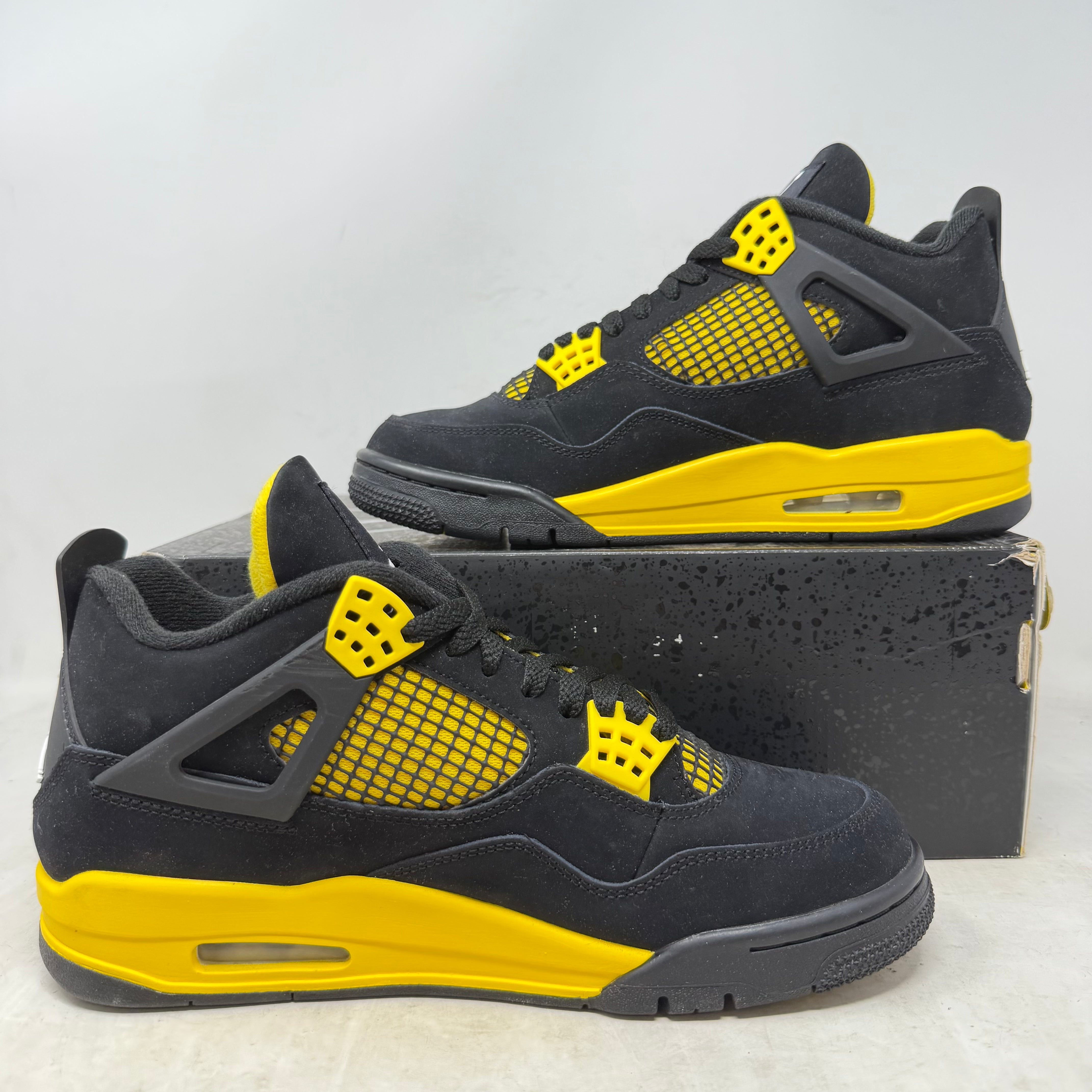 Jordan 4 Retro Thunder (2023)