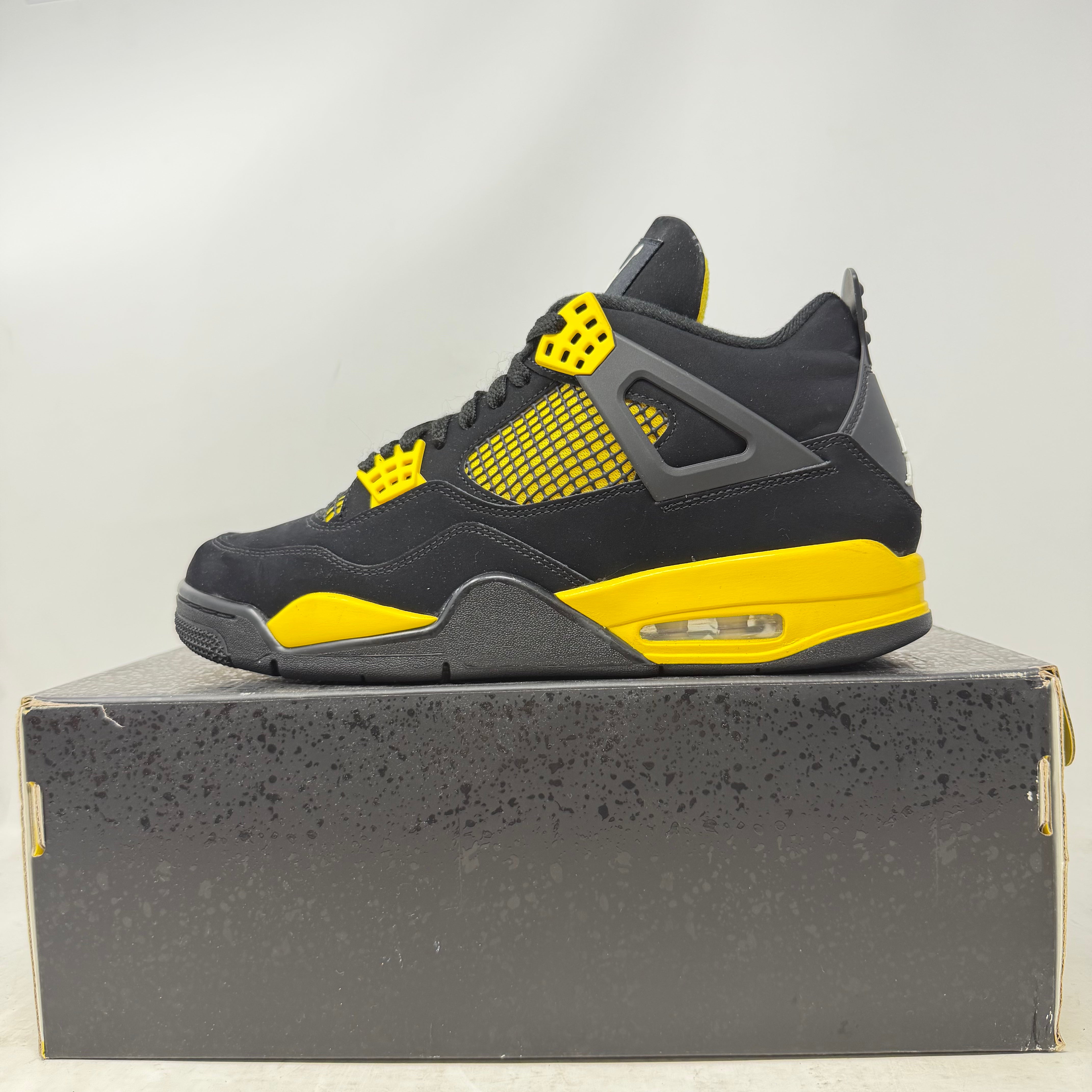 Jordan 4 Retro Thunder (2023)