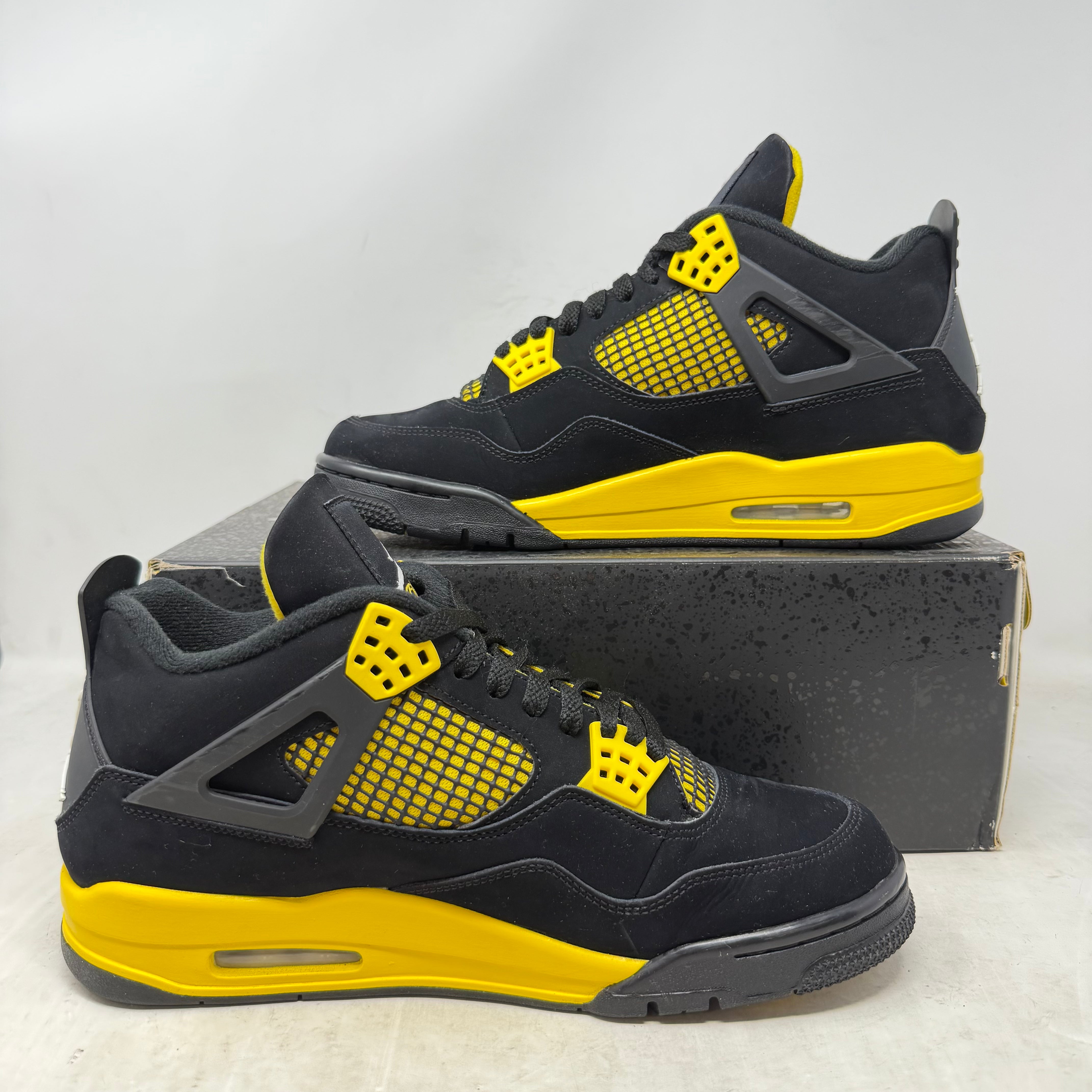 Jordan 4 Retro Thunder (2023)