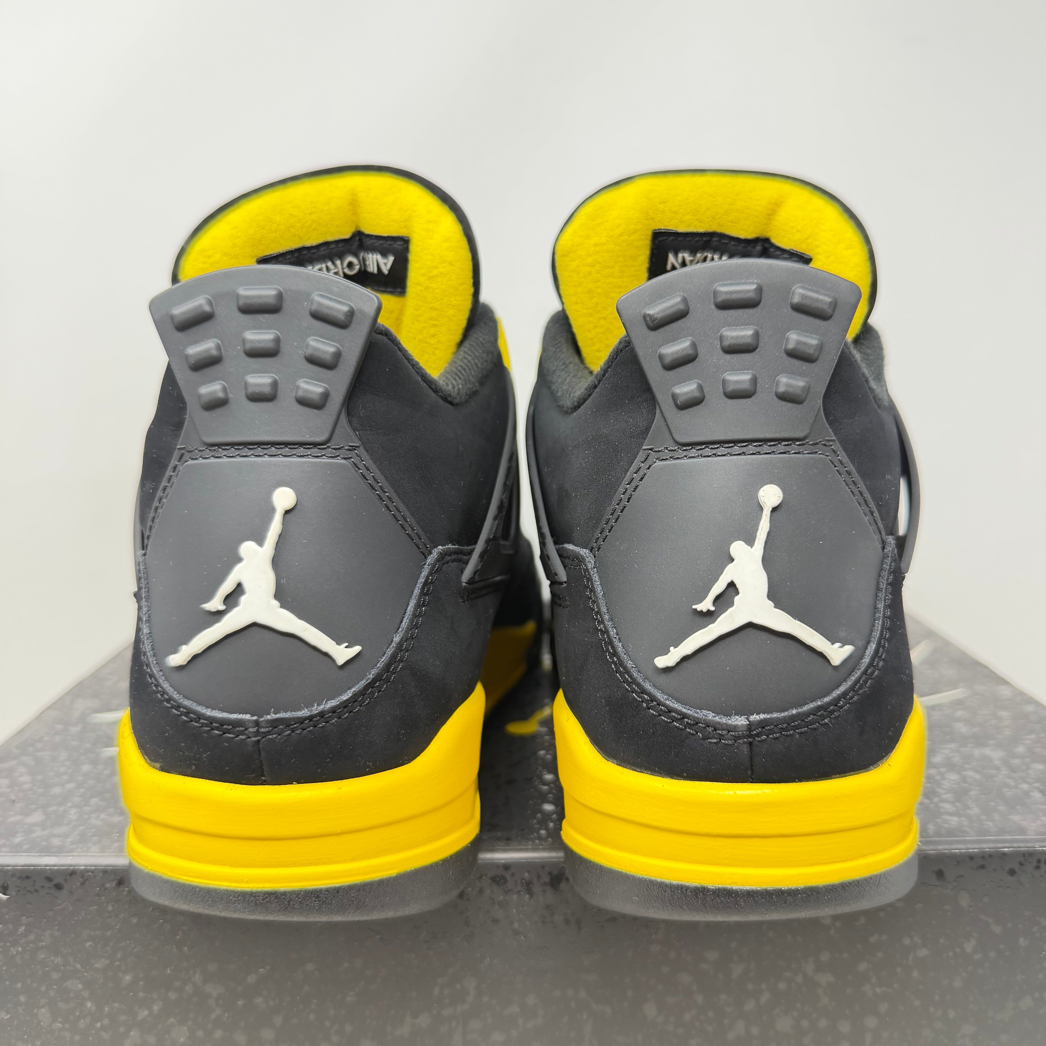Jordan 4 Retro Thunder (2023)