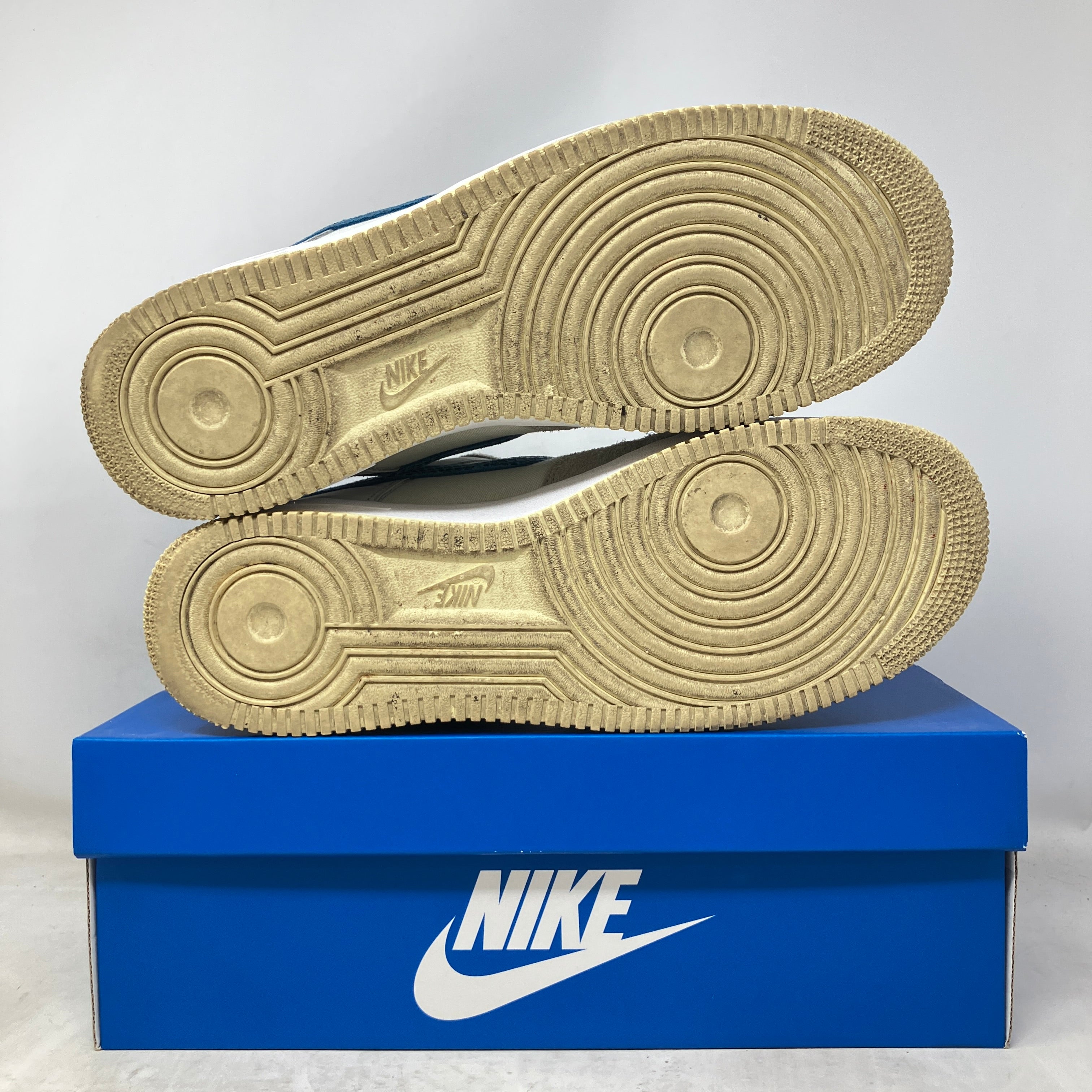 Nike Air Force 1 Low SP Undefeated 5 On It Dunk vs. AF1