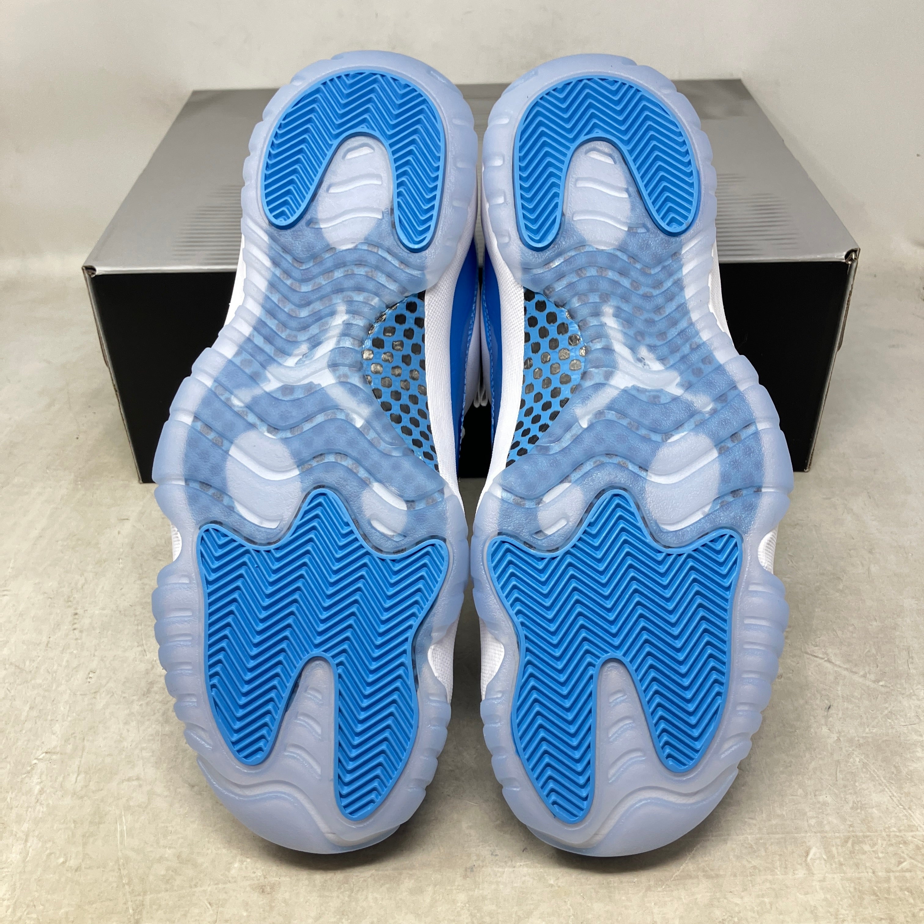 Jordan 11 Retro Low University Blue (2026)