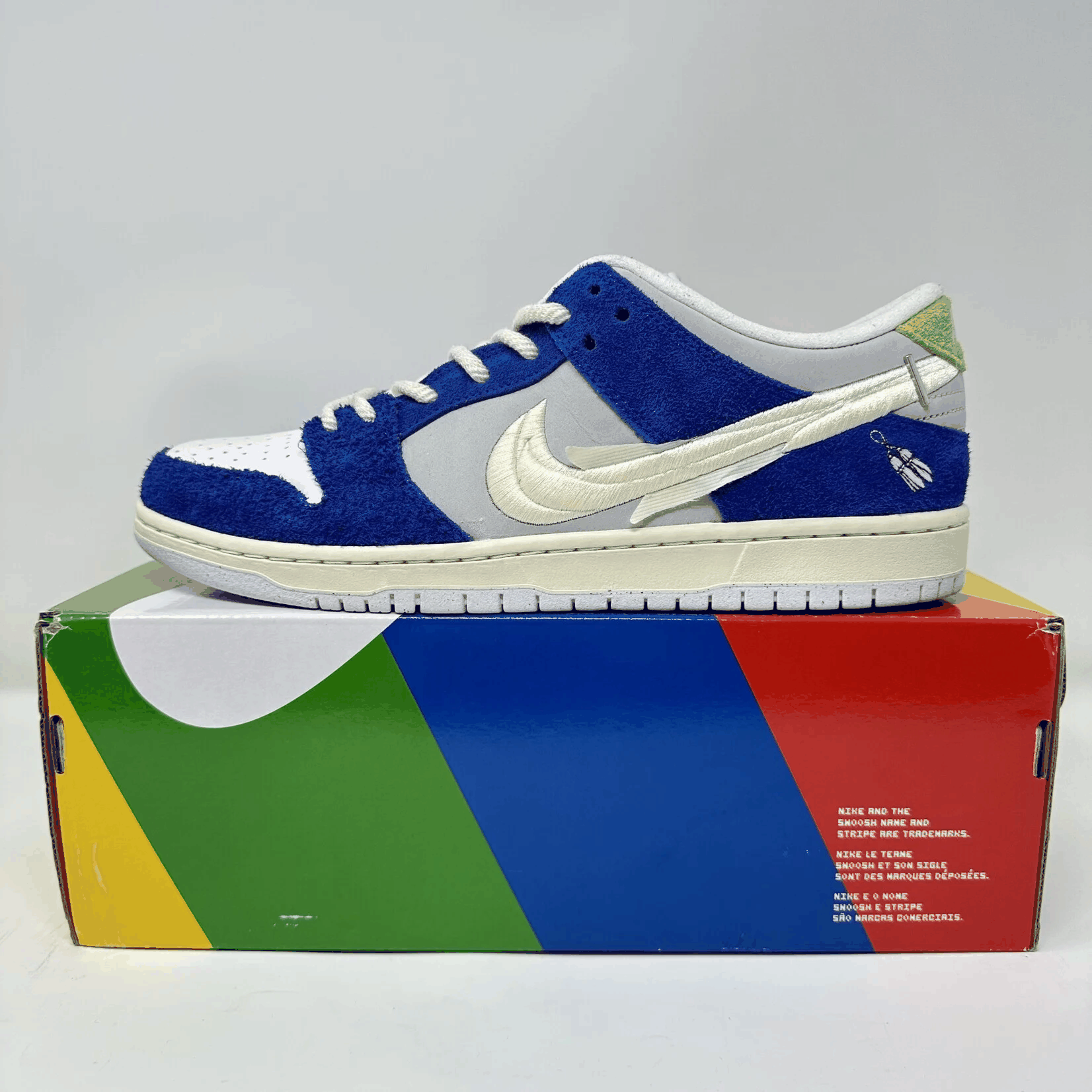 Nike SB Dunk Low Pro Fly Streetwear sneaker in blue, white, and green on a multicolor box, brand new with accessories included
