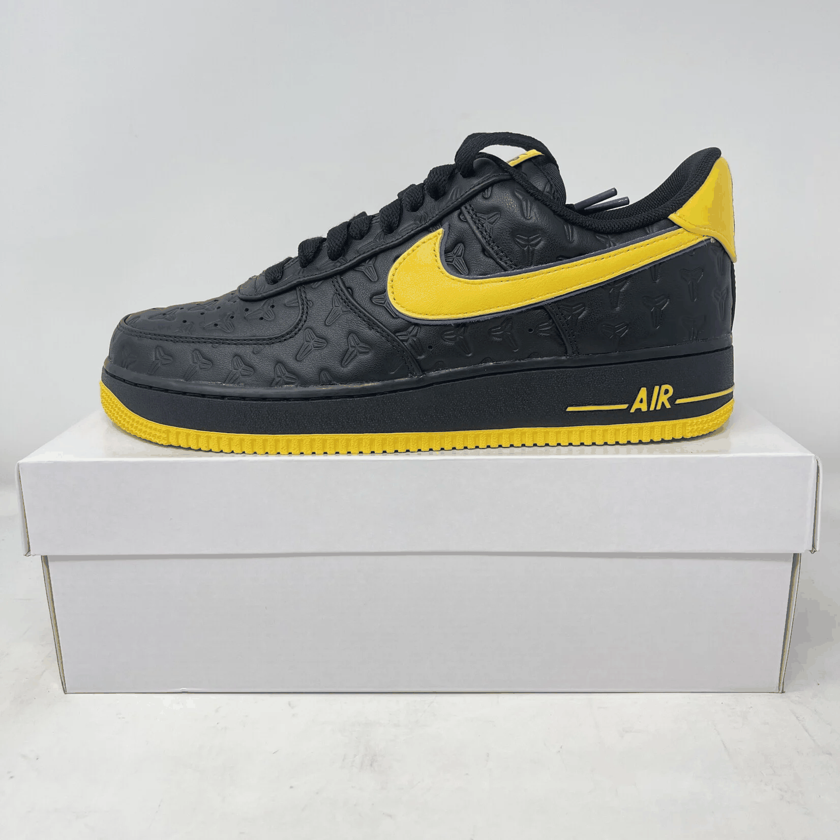 Nike Air Force 1 Low Kobe Bryant Lakers Away edition black and yellow sneaker on white box