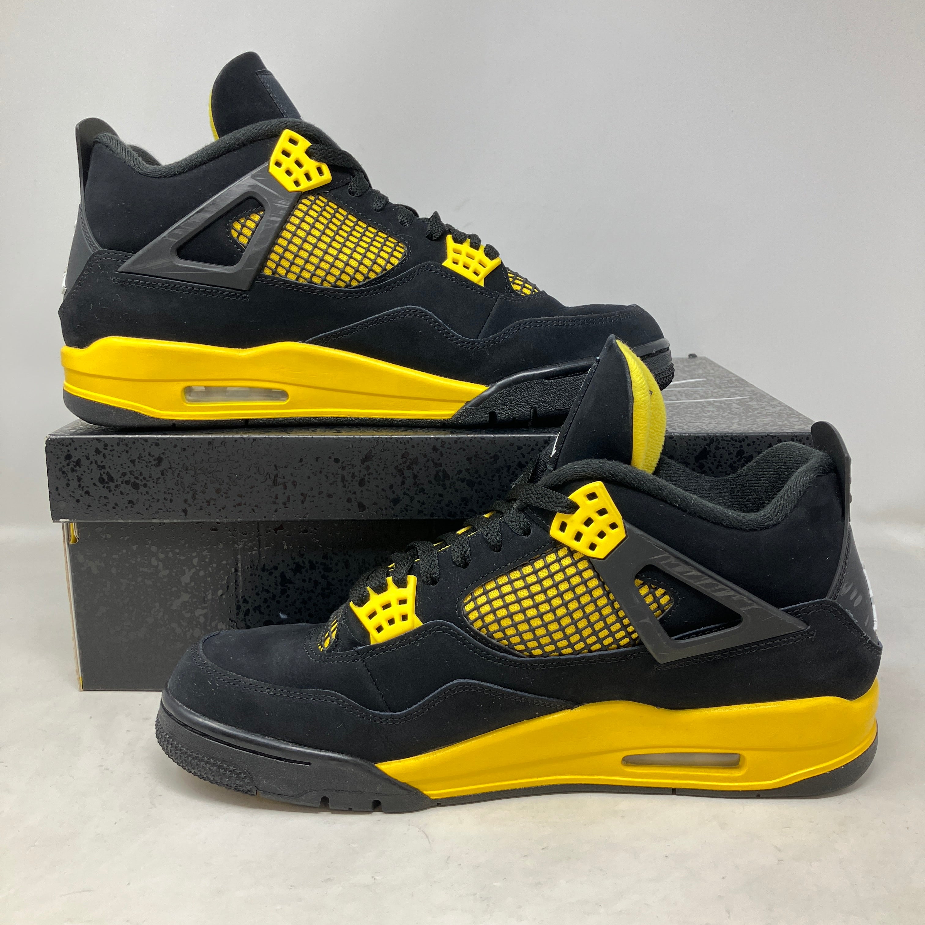 Jordan 4 Retro Thunder (2023)