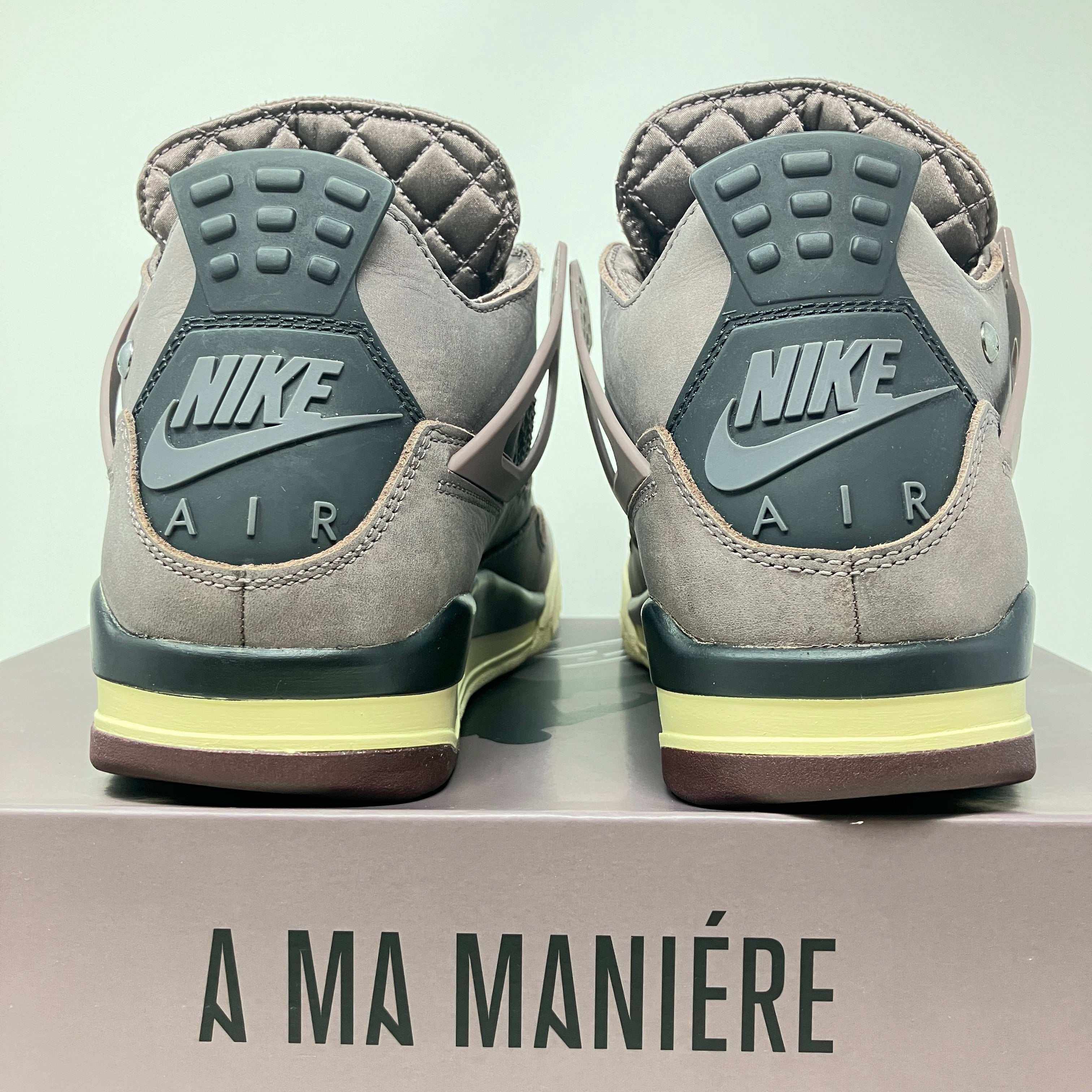Jordan 4 Retro SP A Ma Maniére Violet Ore sneakers, pre-owned, accessories included.
