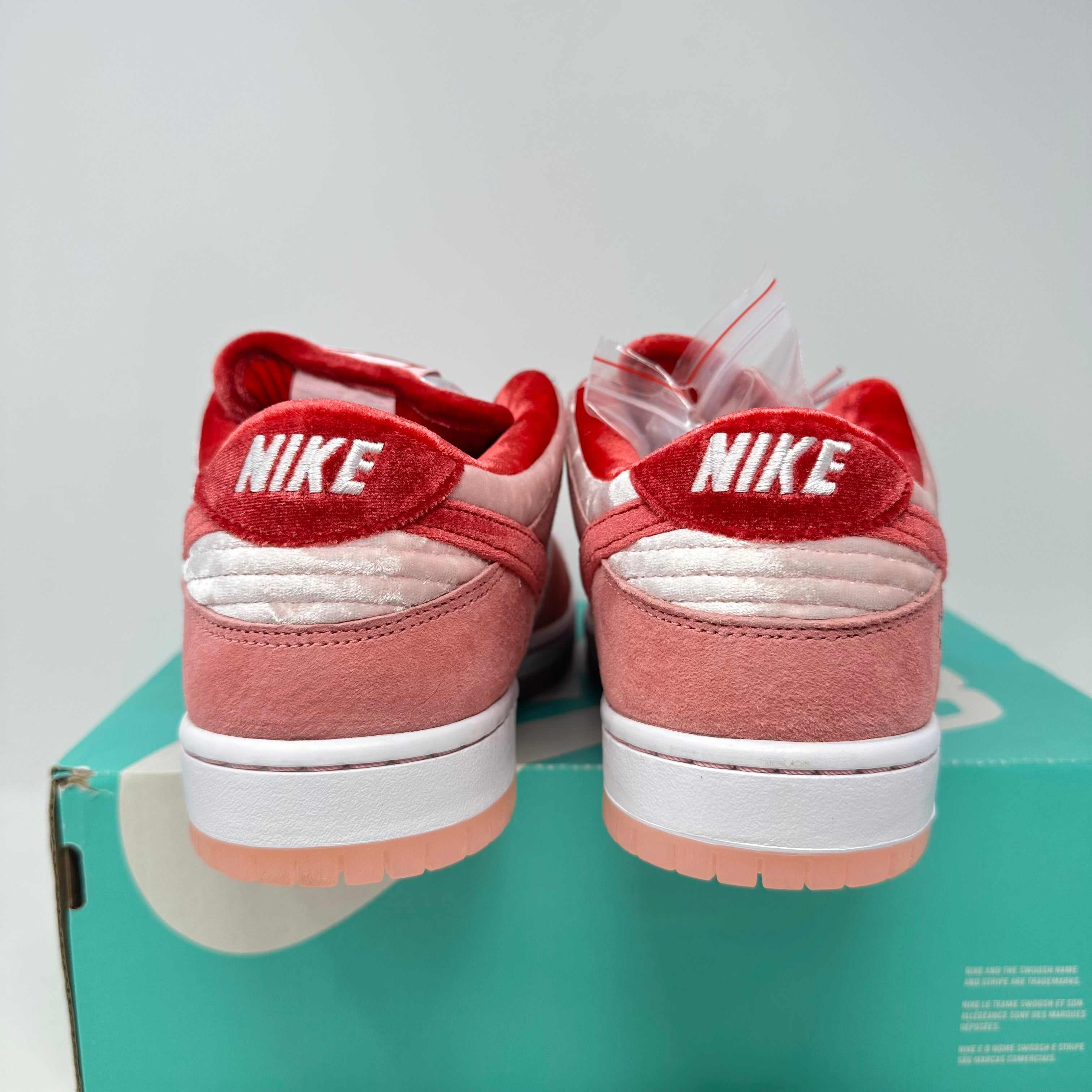 Nike SB Dunk Low StrangeLove Skateboards (Regular Box)