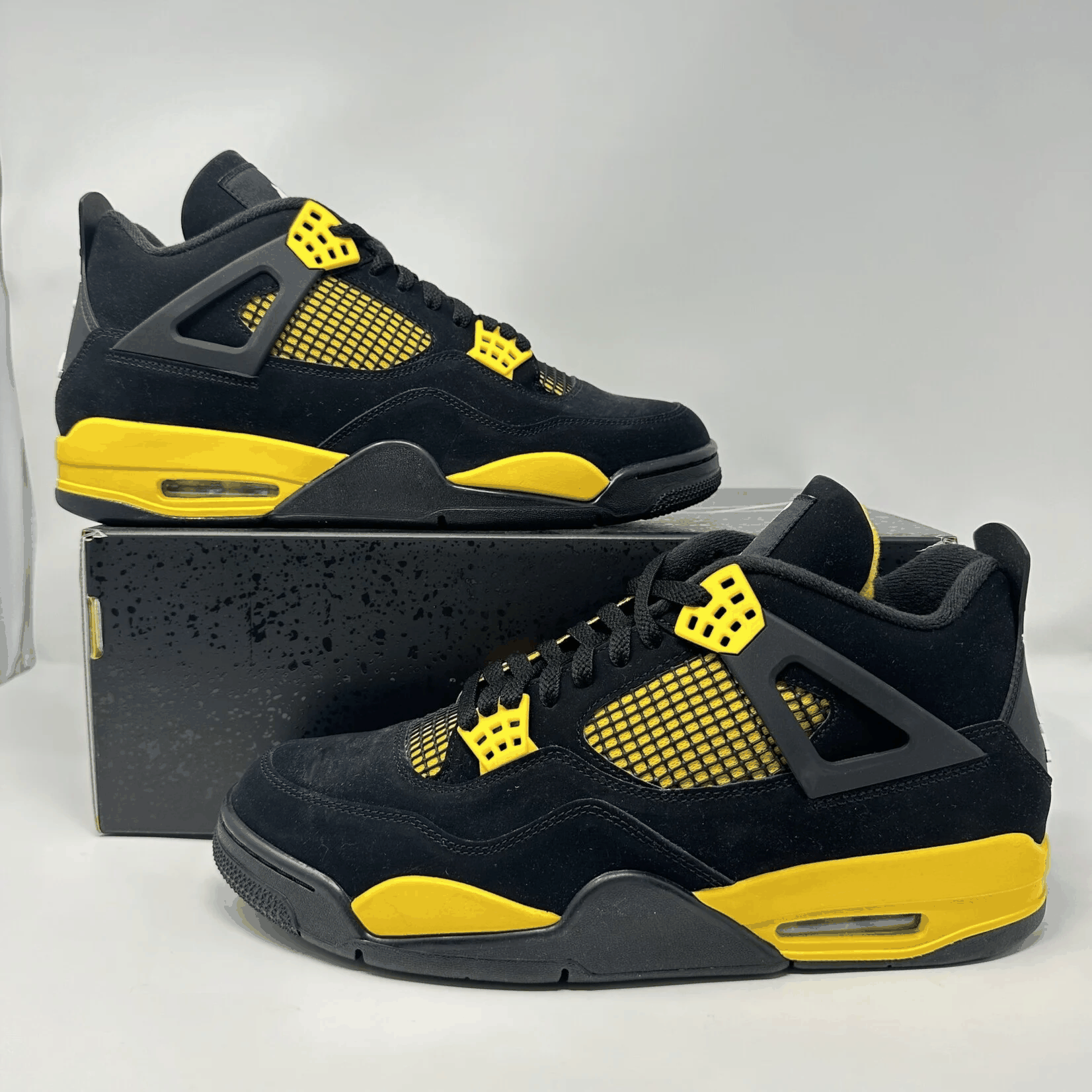 Jordan 4 Retro Thunder (2023)