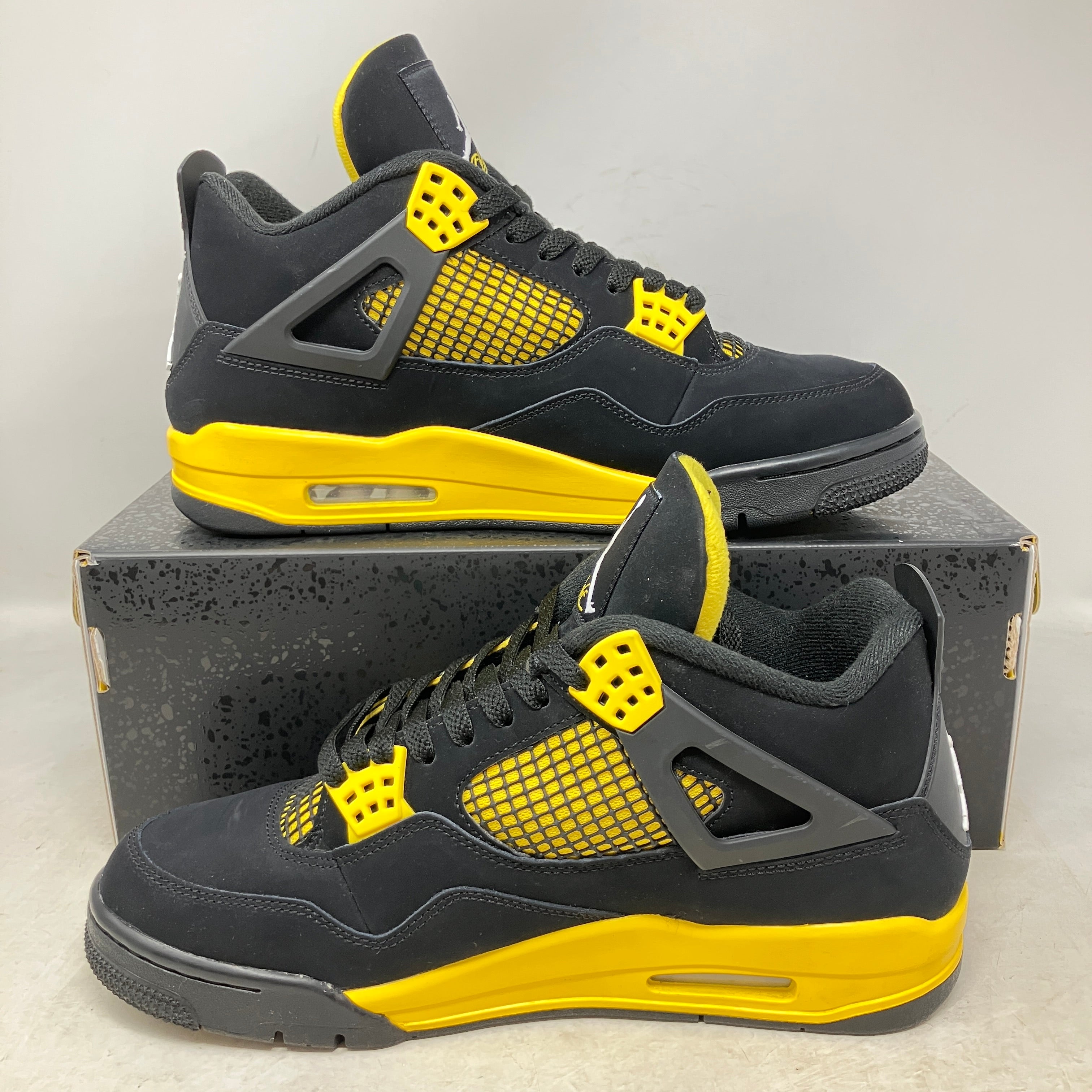 Jordan 4 Retro Thunder (2023)