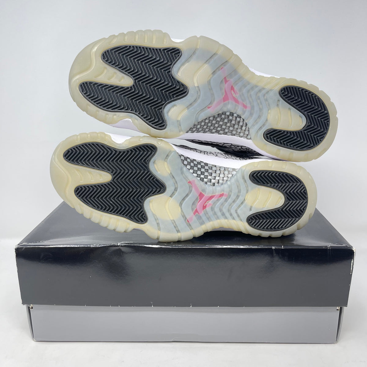 Jordan 11 Retro Low IE Black Cement