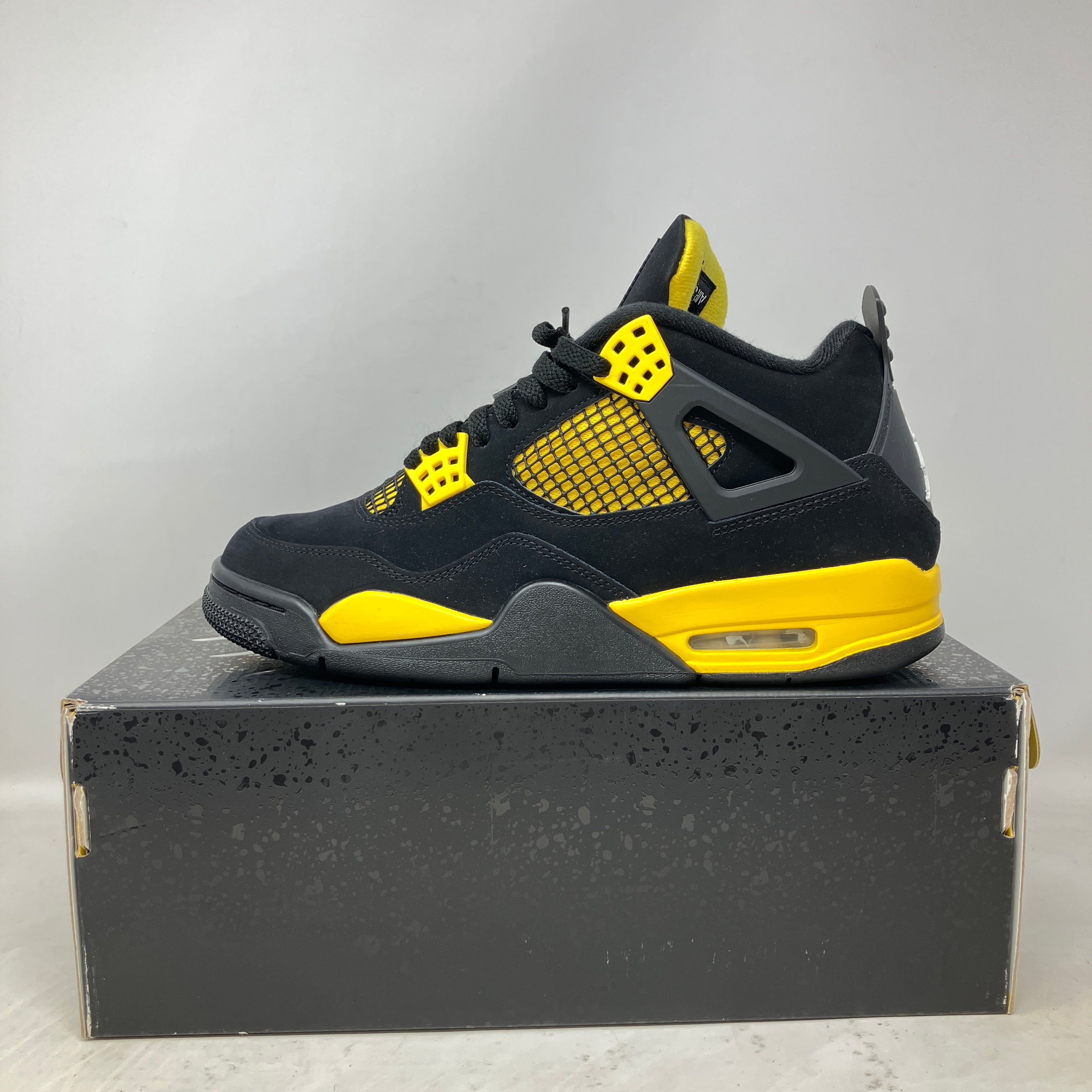 Jordan 4 Retro Thunder (2023)
