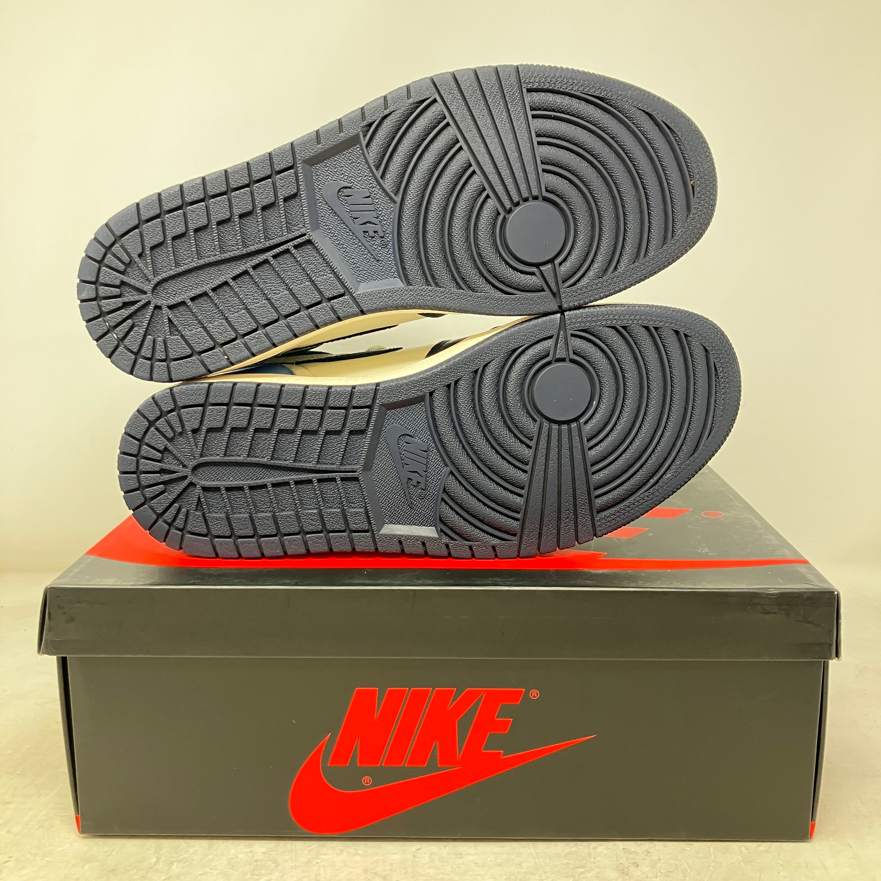Jordan 1 Retro High Obsidian