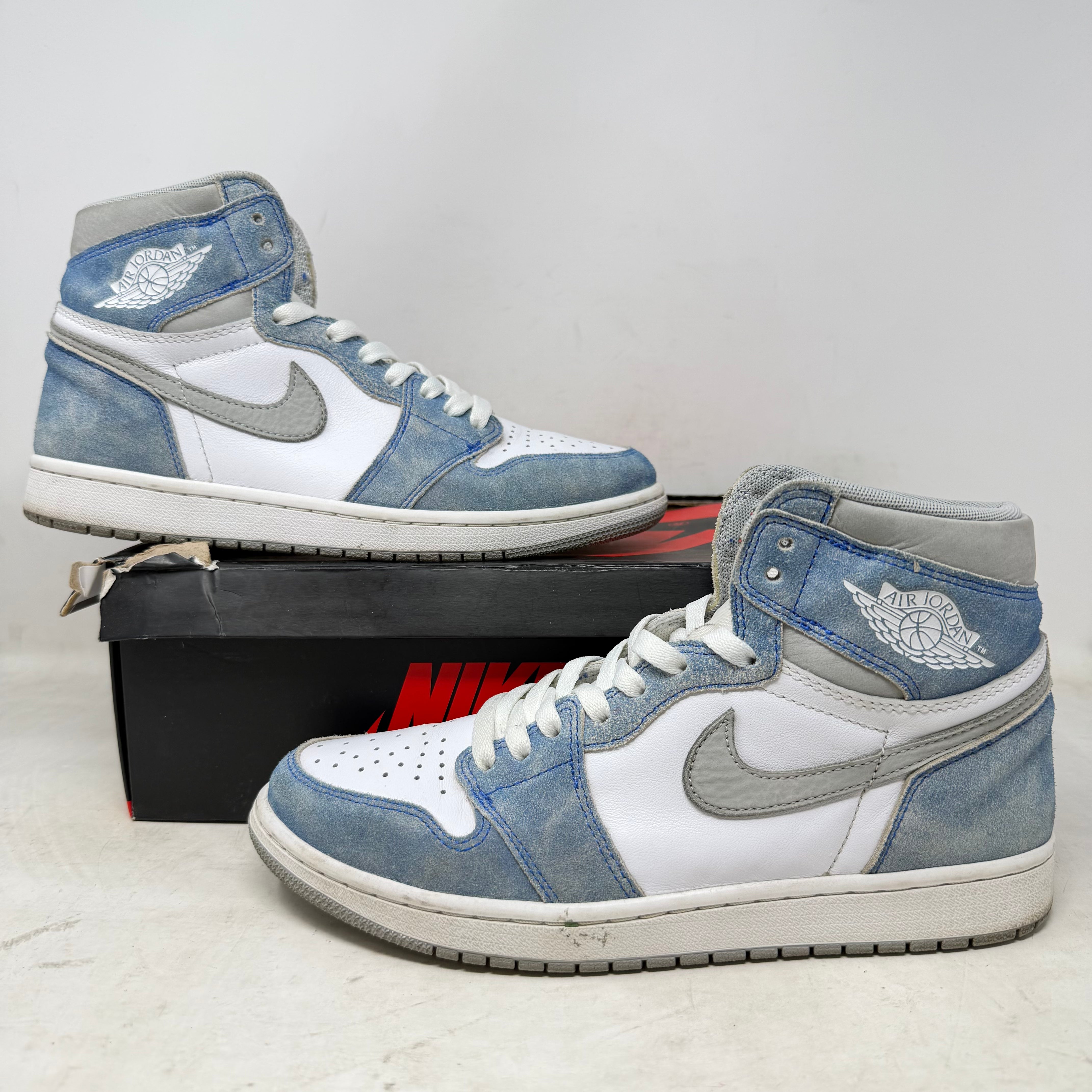 Jordan 1 Retro High Hyper Royal Smoke Grey