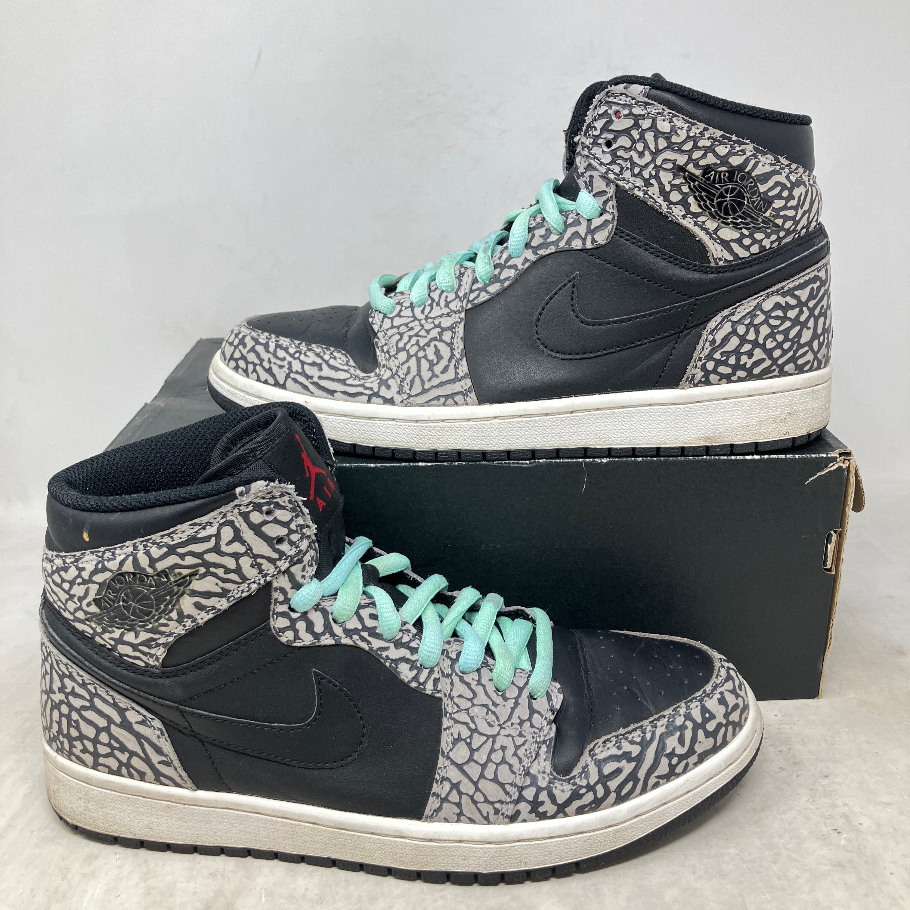 Jordan 1 Retro Un-Supreme