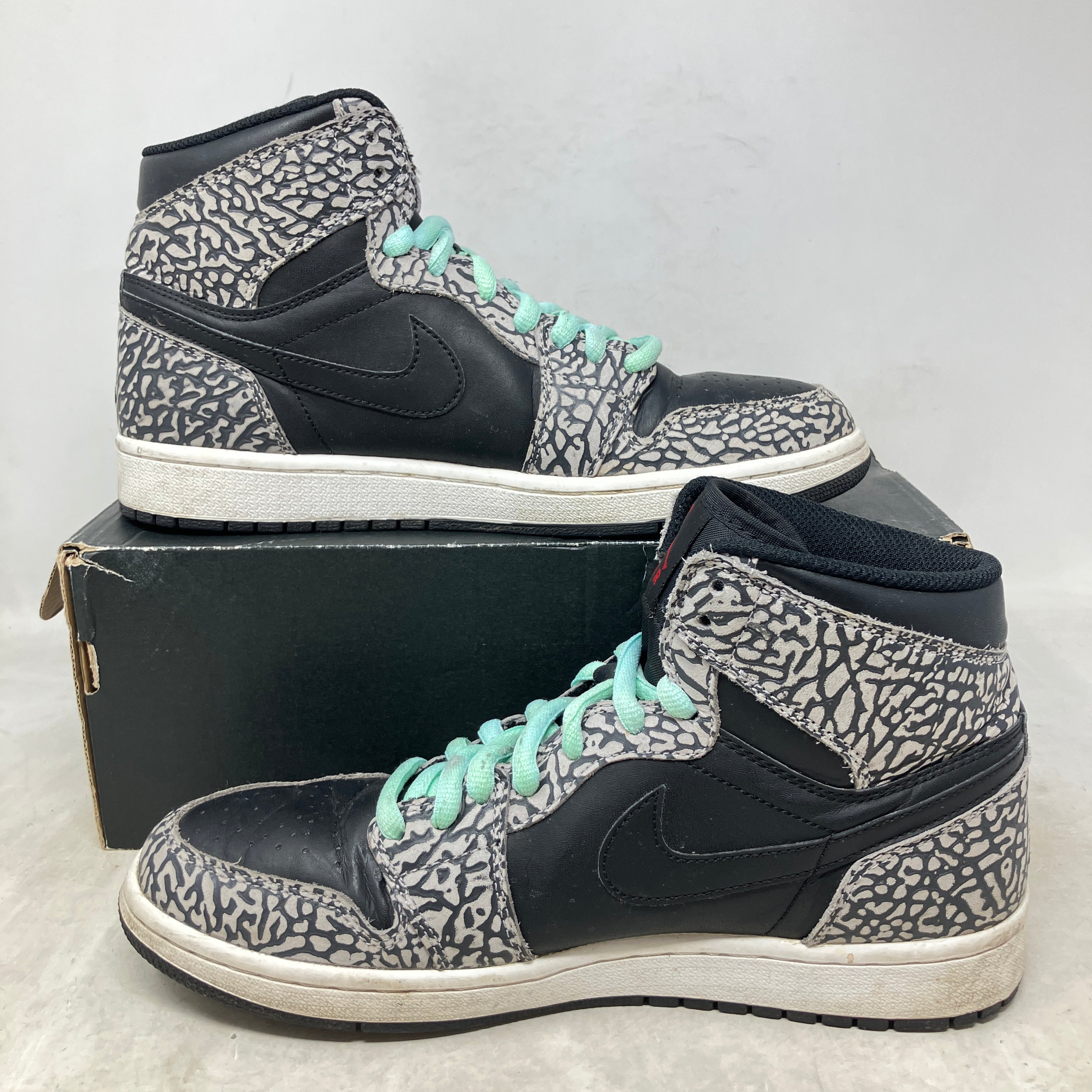 Jordan 1 Retro Un-Supreme