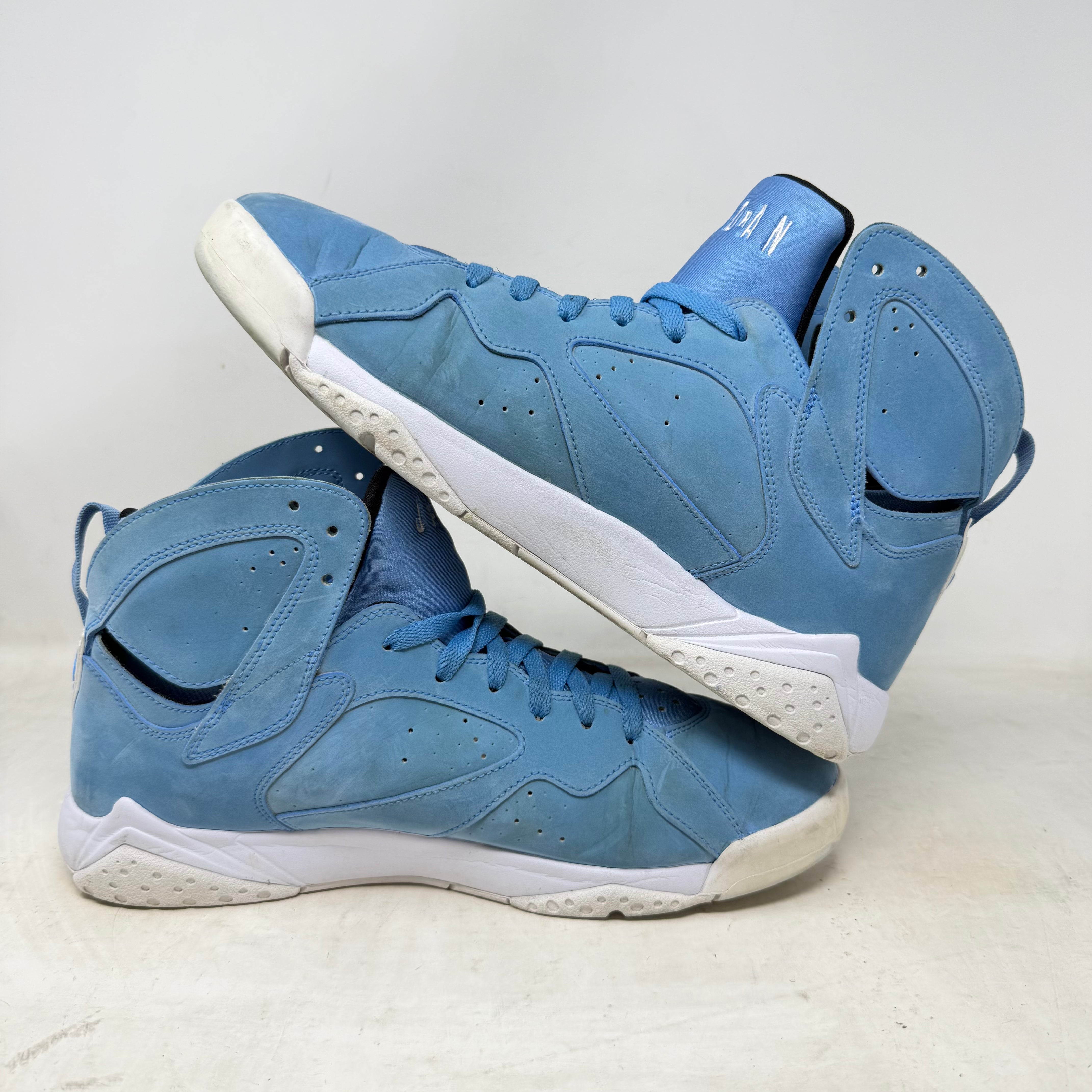 Jordan 7 Retro Pantone