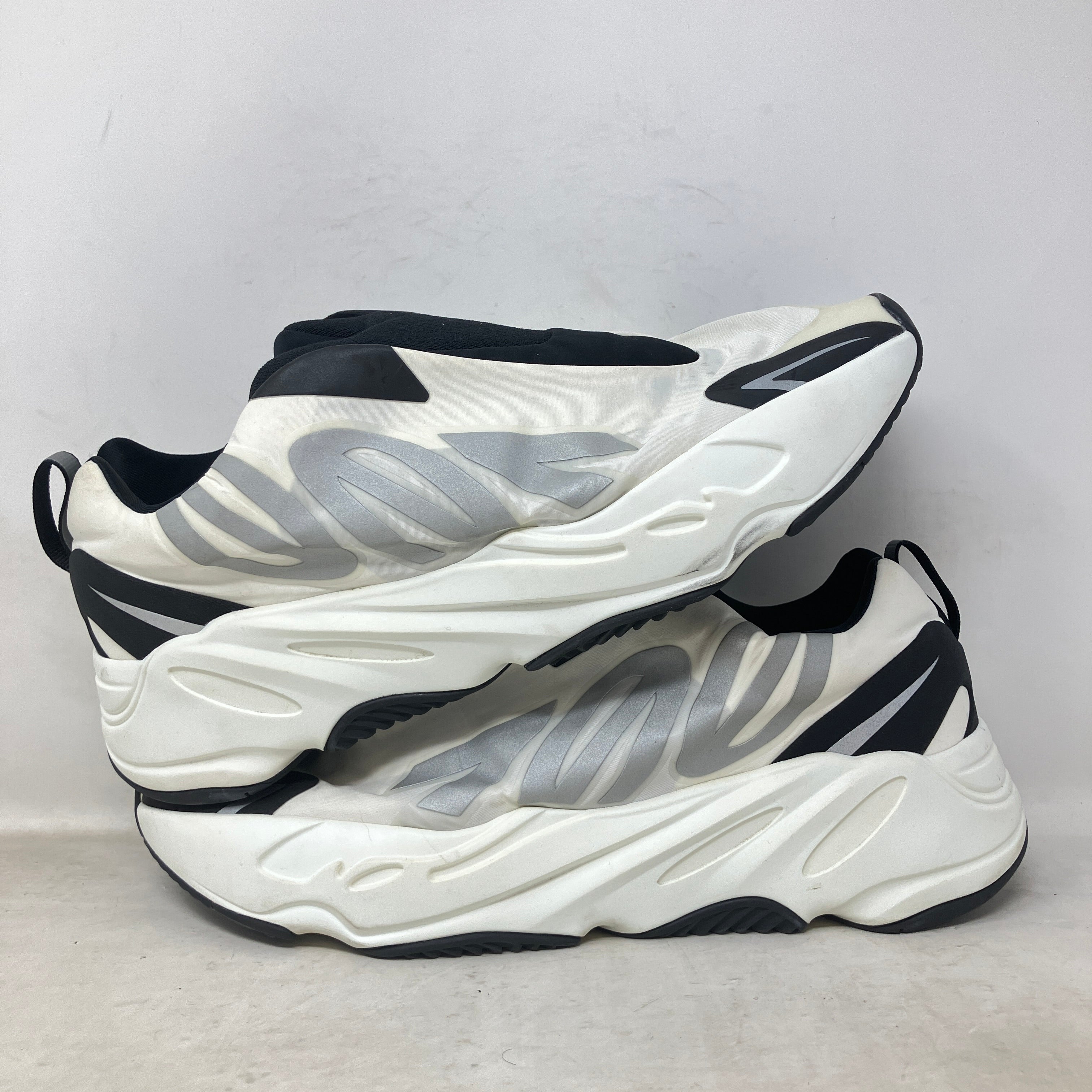 adidas Yeezy Boost 700 MNVN Laceless Analog