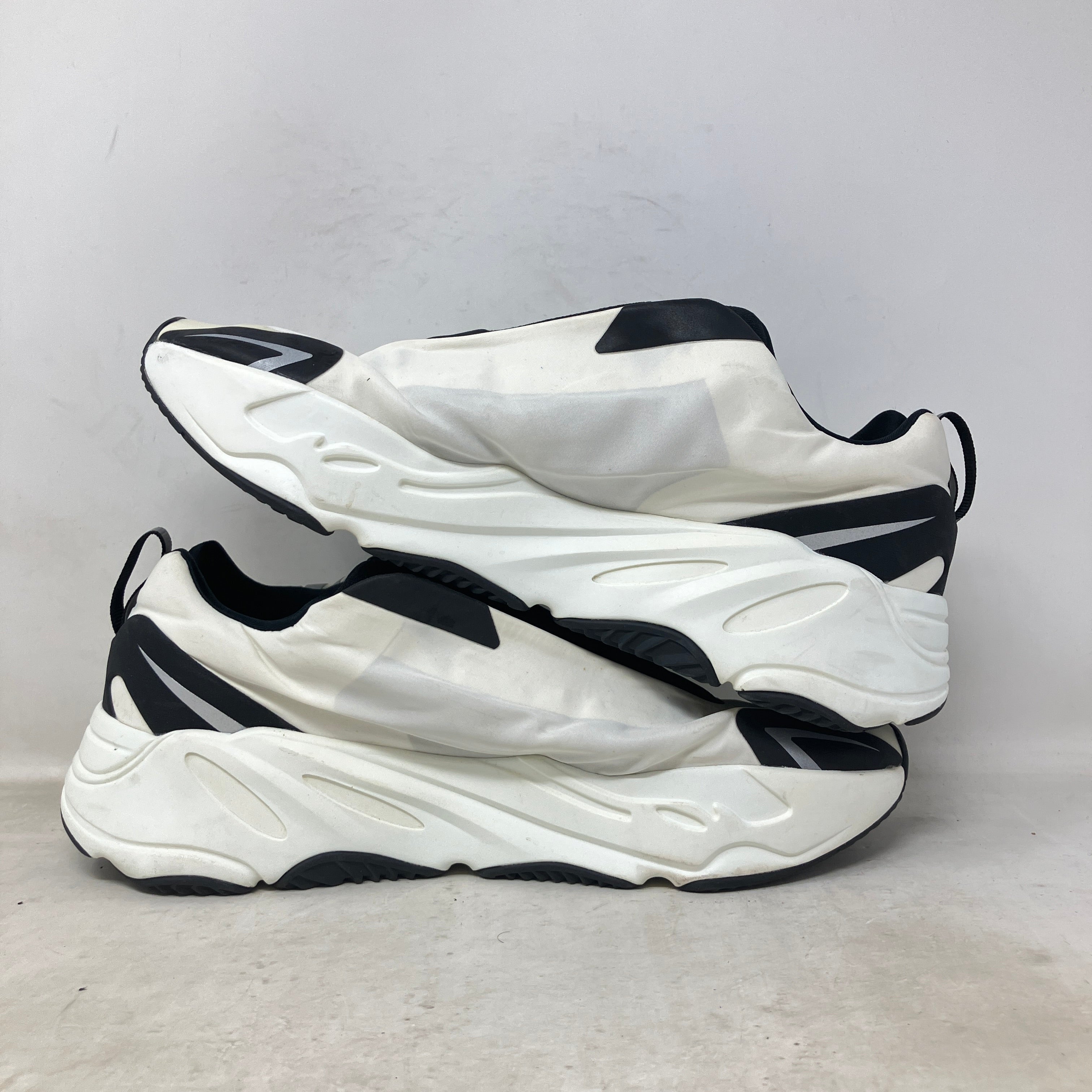 adidas Yeezy Boost 700 MNVN Laceless Analog