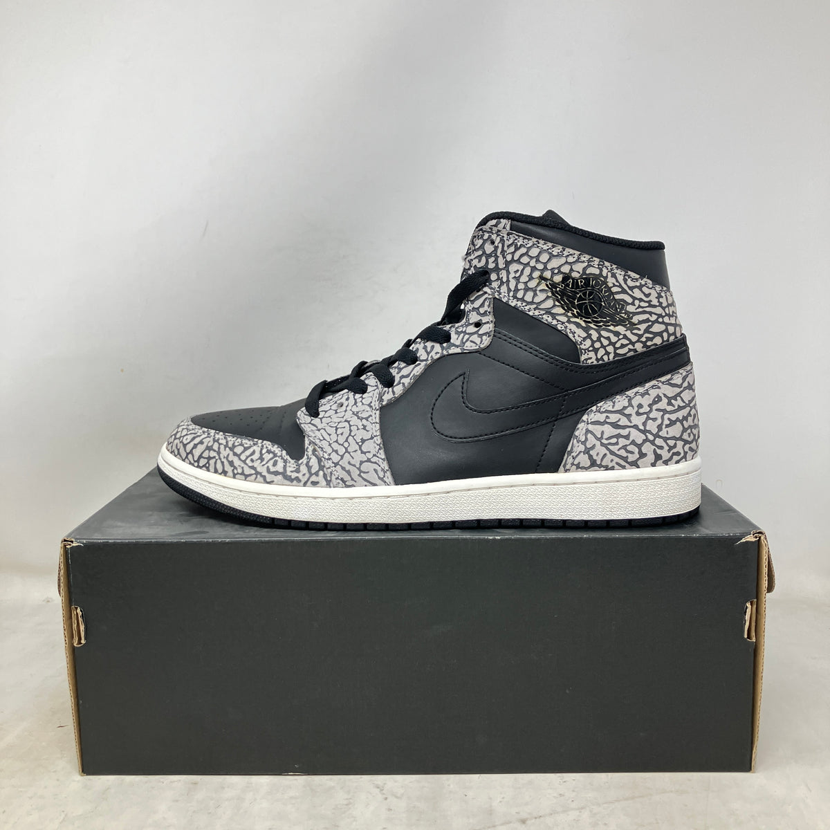 Jordan 1 Retro Un-Supreme
