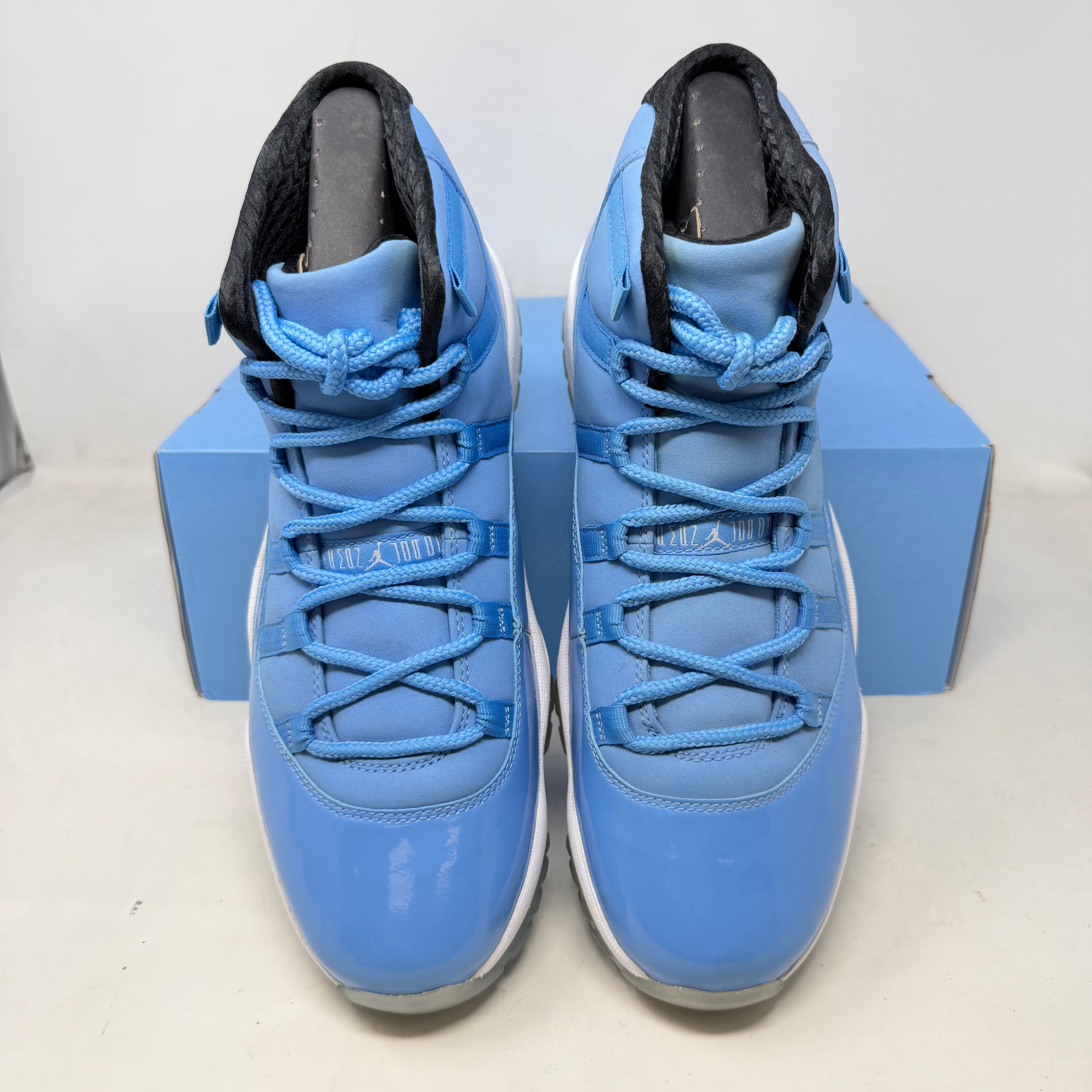 Jordan 11 Retro Pantone