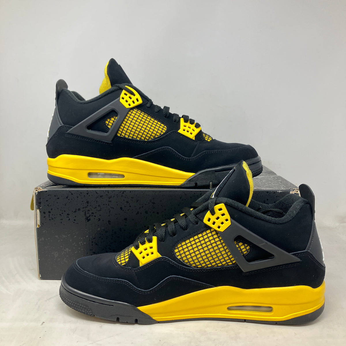 Jordan 4 Retro Thunder (2023)