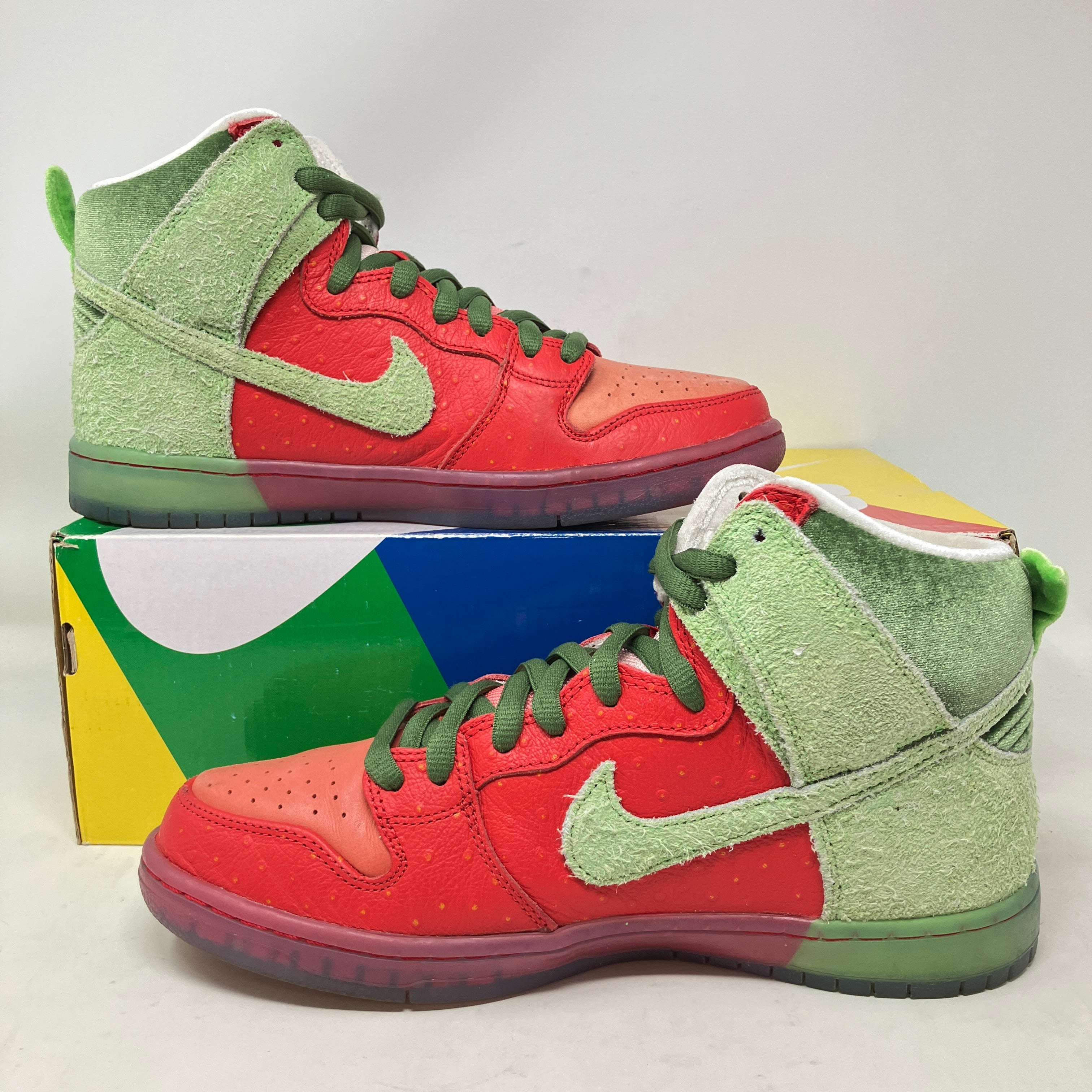 Nike SB Dunk High Strawberry Cough
