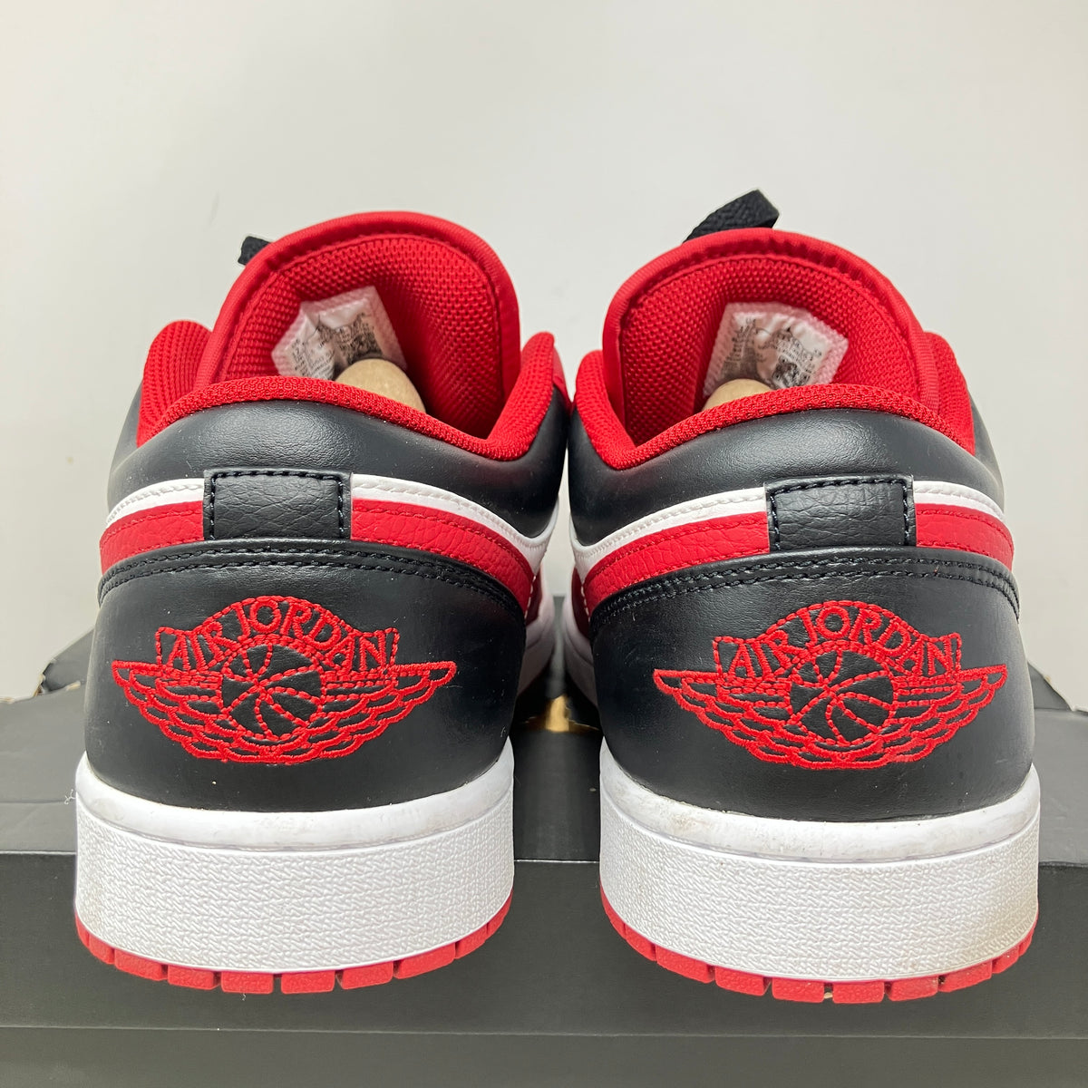 Jordan 1 Low Bulls