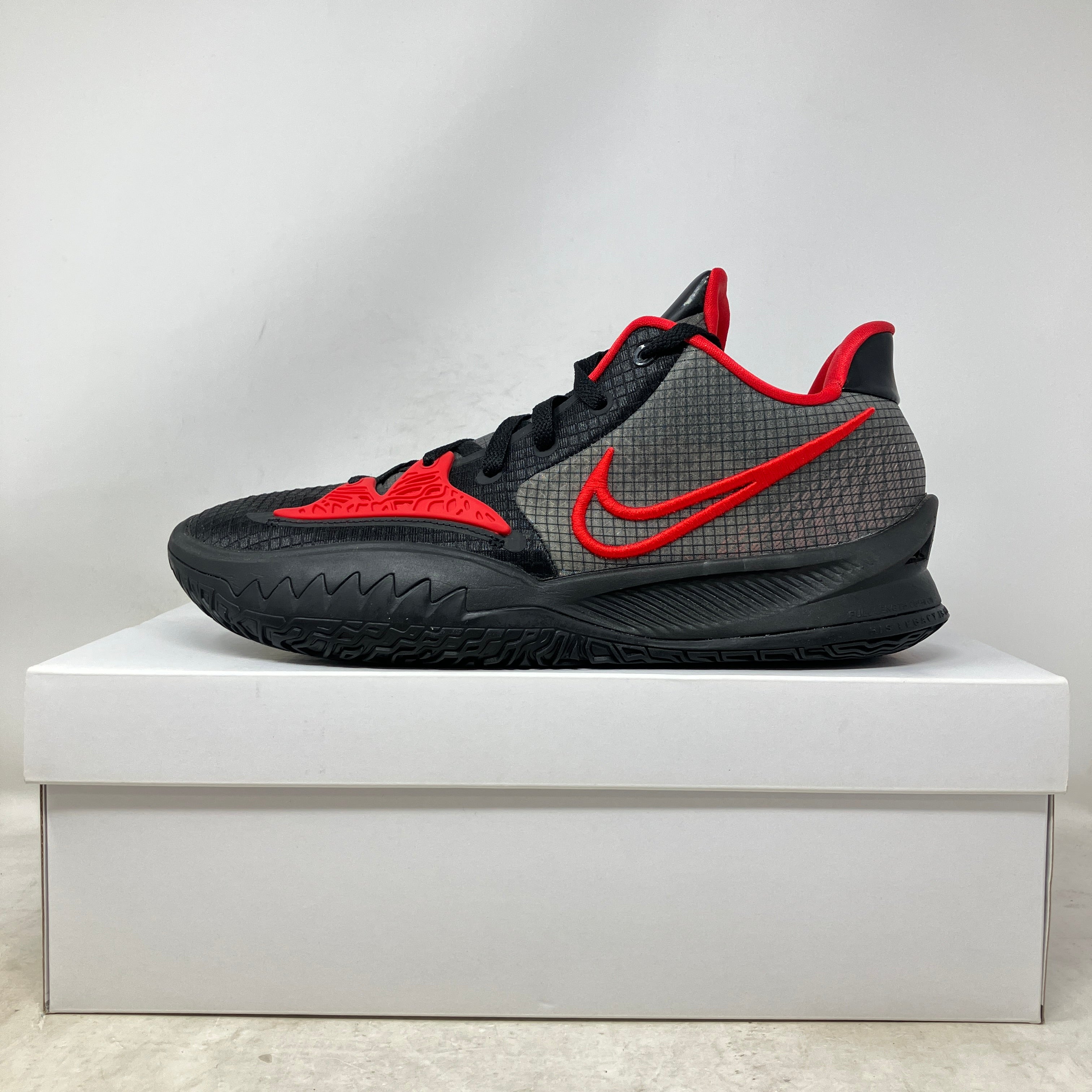 Nike Kyrie 4 Low Bred