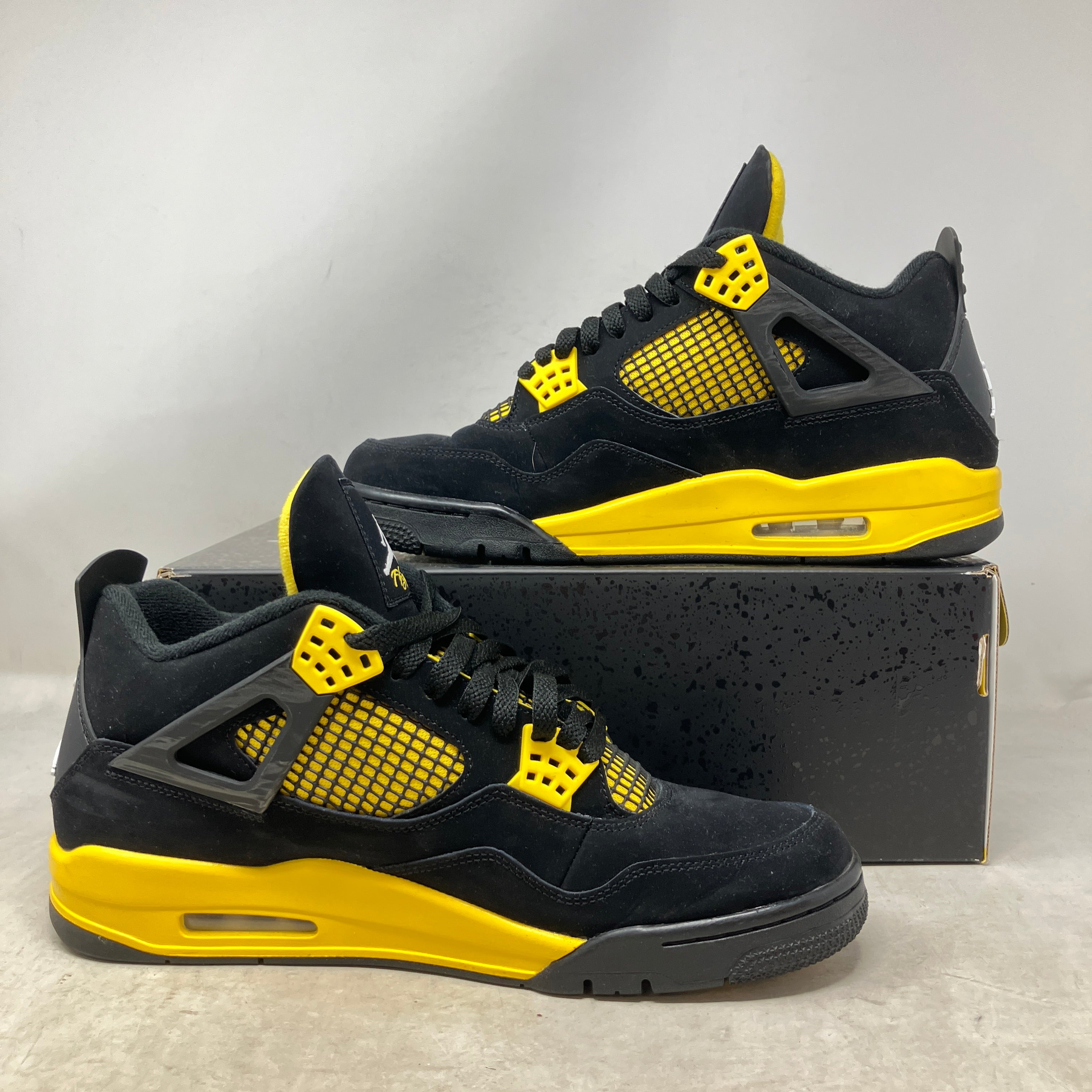 Jordan 4 Retro Thunder (2023)