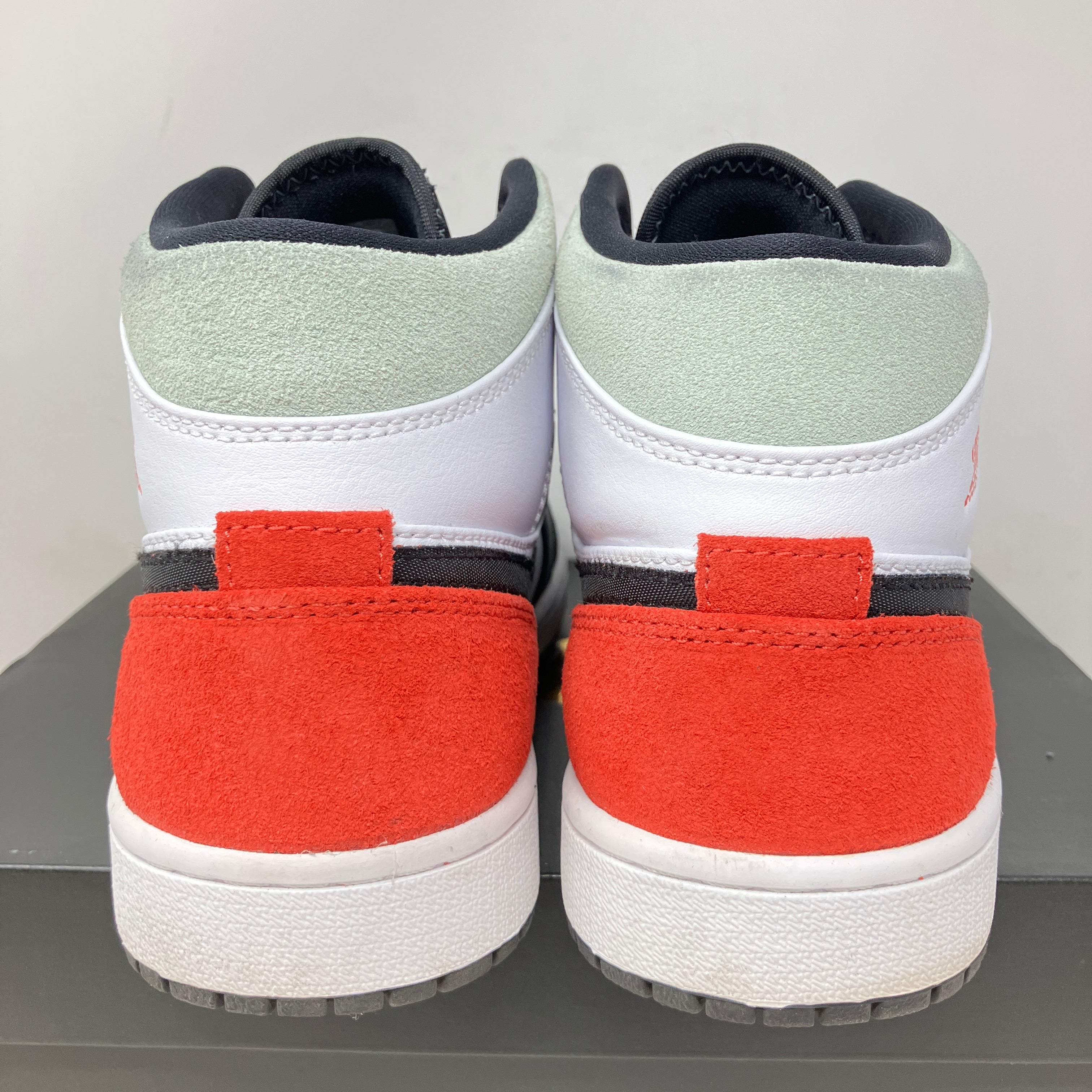 Jordan 1 Mid SE Red Black Toe