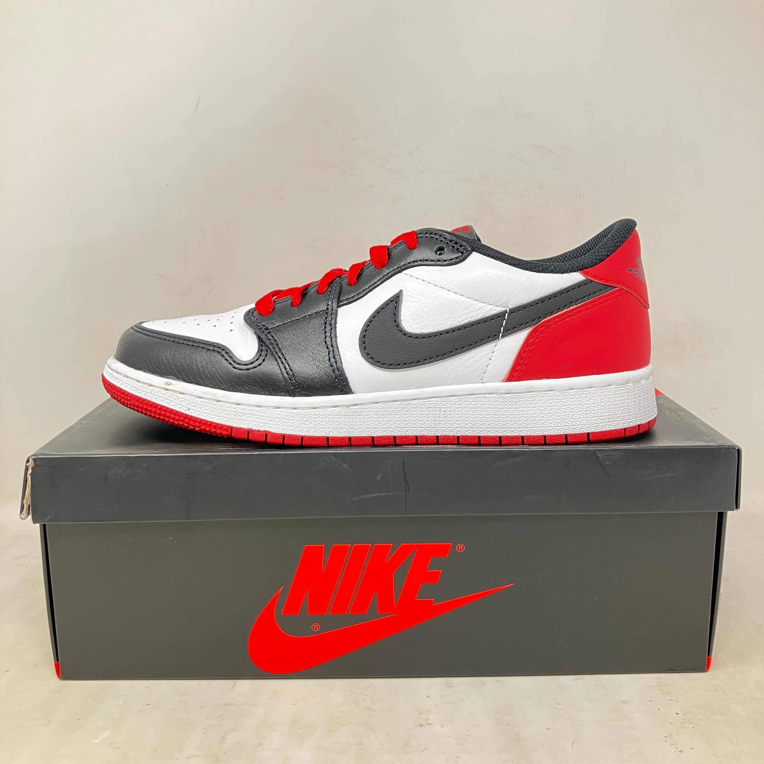 Jordan 1 Retro Low OG Black Toe 2023 GS pre-owned sneakers with accessories