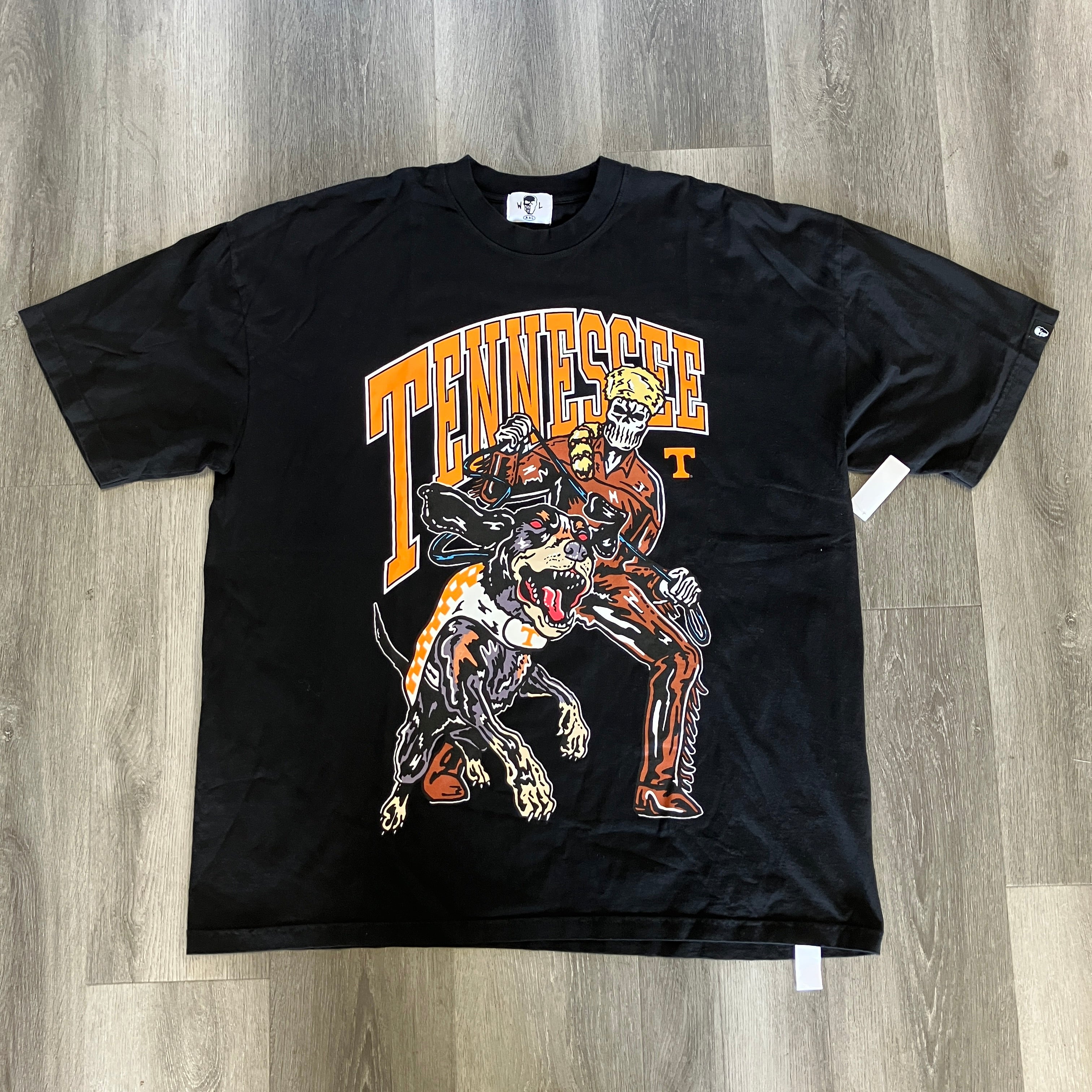 Black Warren Lotas NCAA Tennessee Volunteers Hounds graphic T-shirt size XXL on wooden floor