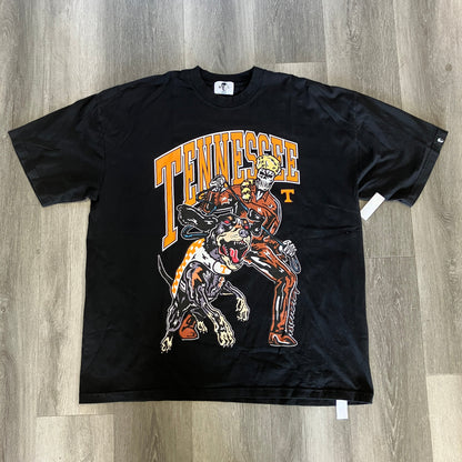 Black Warren Lotas NCAA Tennessee Volunteers Hounds graphic T-shirt size XXL on wooden floor
