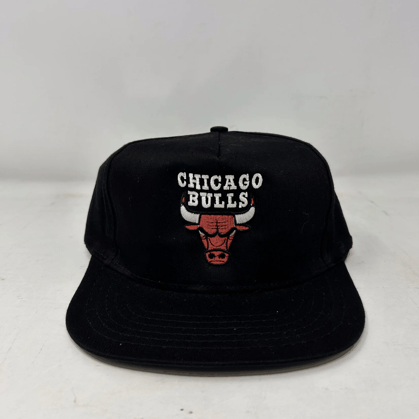 Vintage Chicago Bulls black snapback cap with embroidered logo, brand new condition