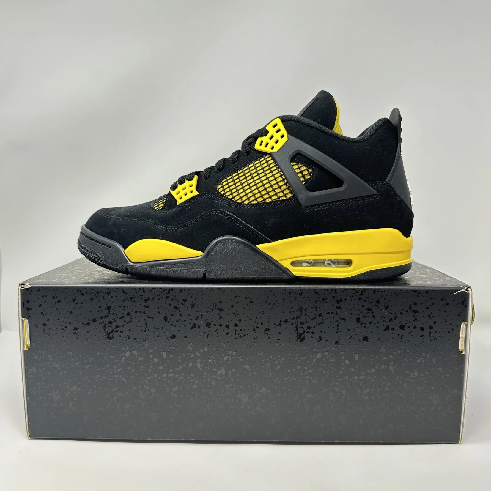 Jordan 4 Retro Thunder (2023)