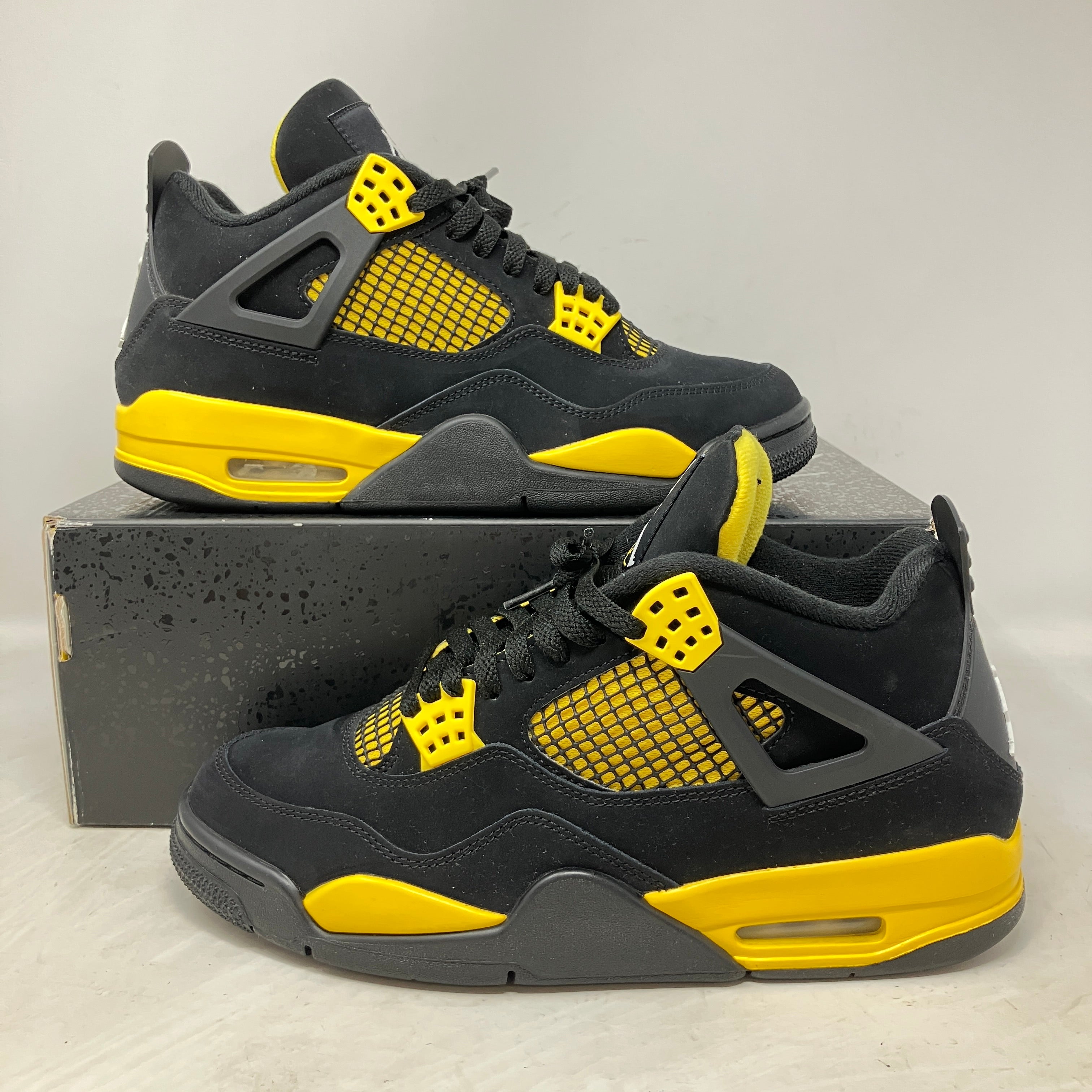 Jordan 4 Retro Thunder (2023)