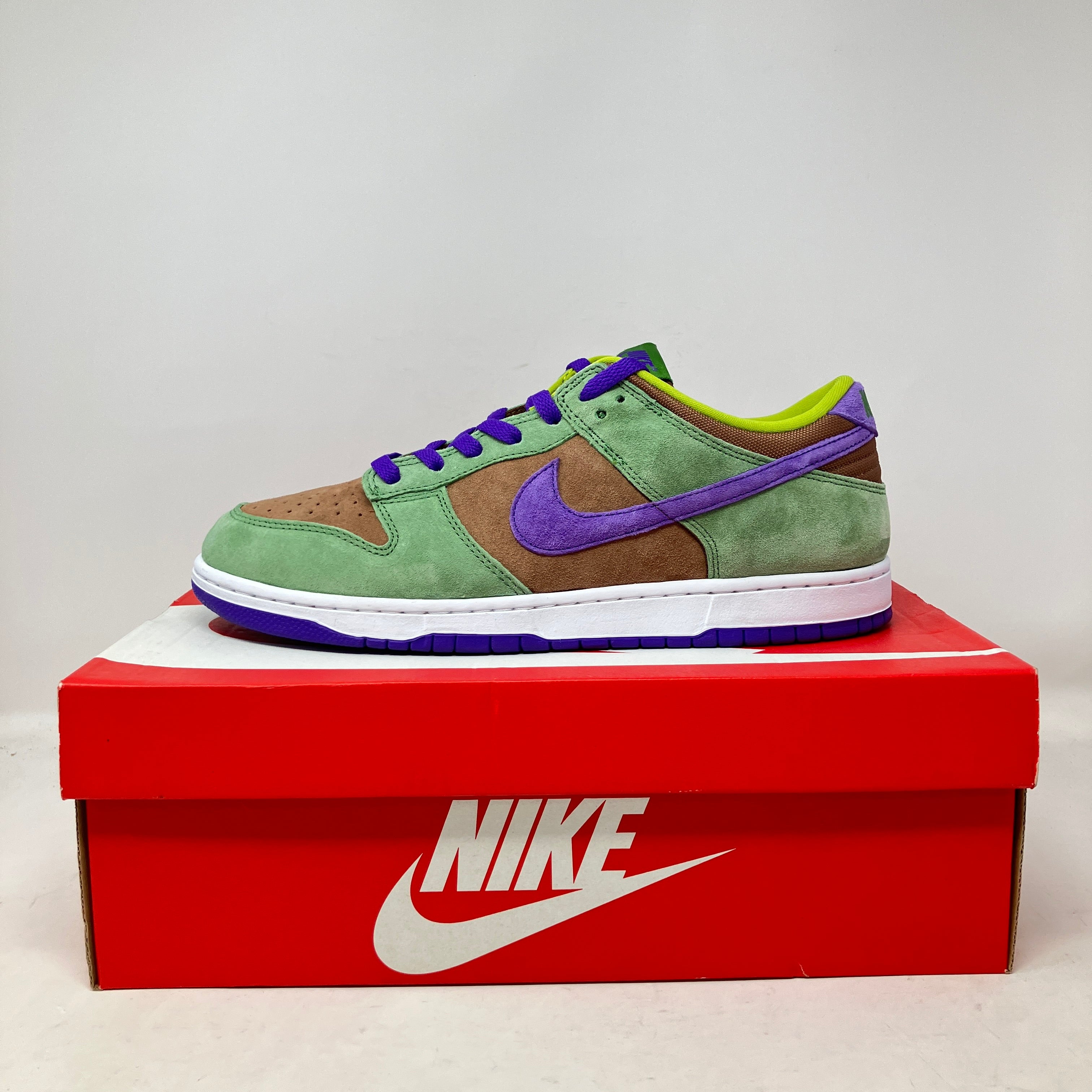 Nike Dunk Low Veneer sneakers pre-owned with original box and accessories.