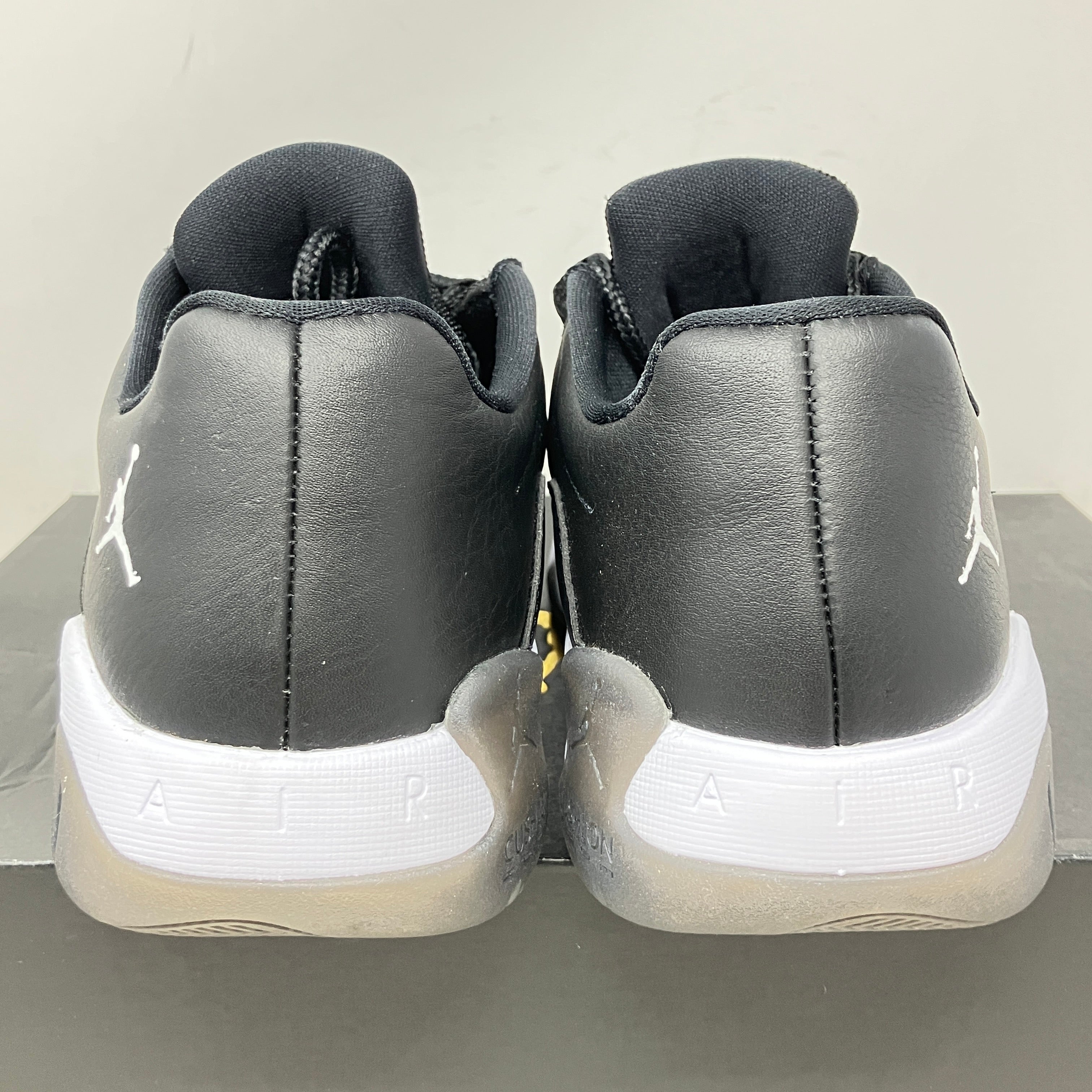 Jordan 11 CMFT Low Black White