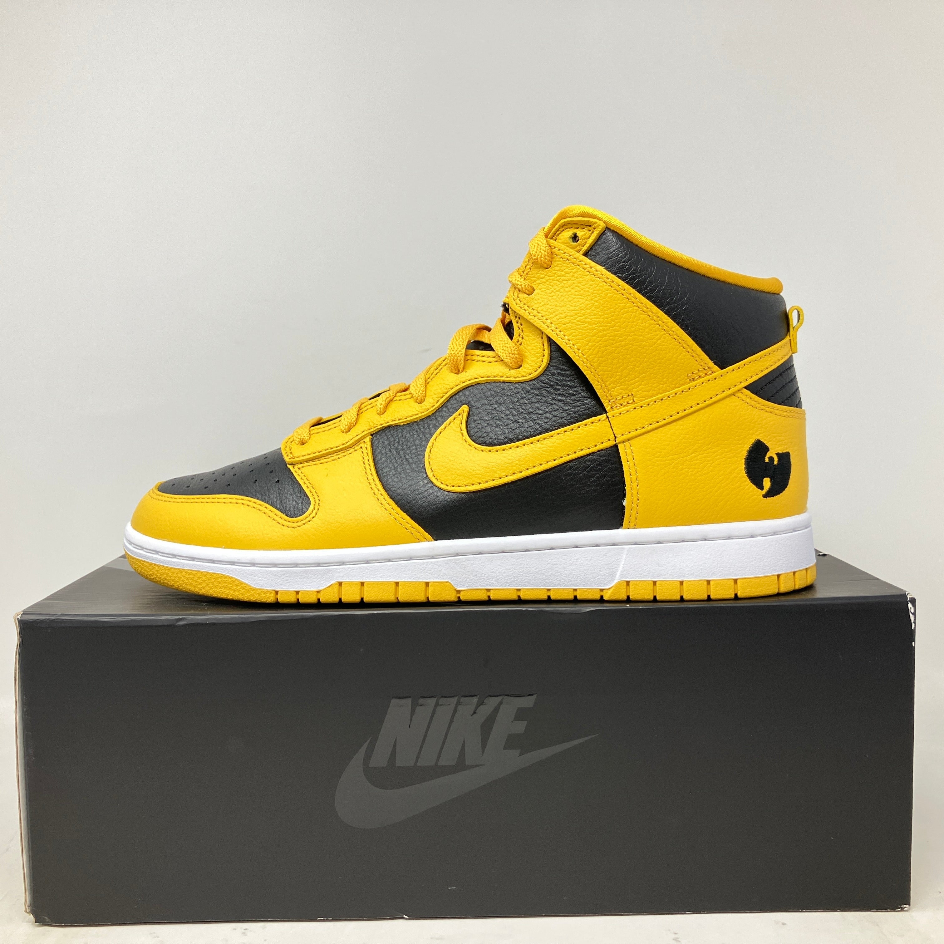 Nike Dunk High Wu-Tang 2024 sneakers in black and yellow on shoe box.