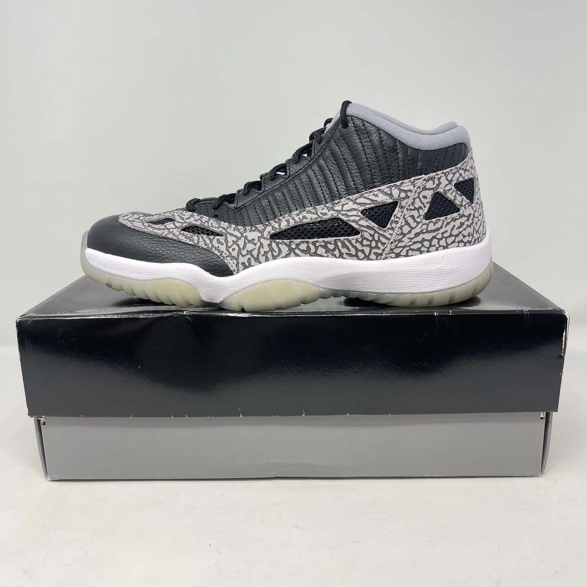 Jordan 11 Retro Low IE Black Cement