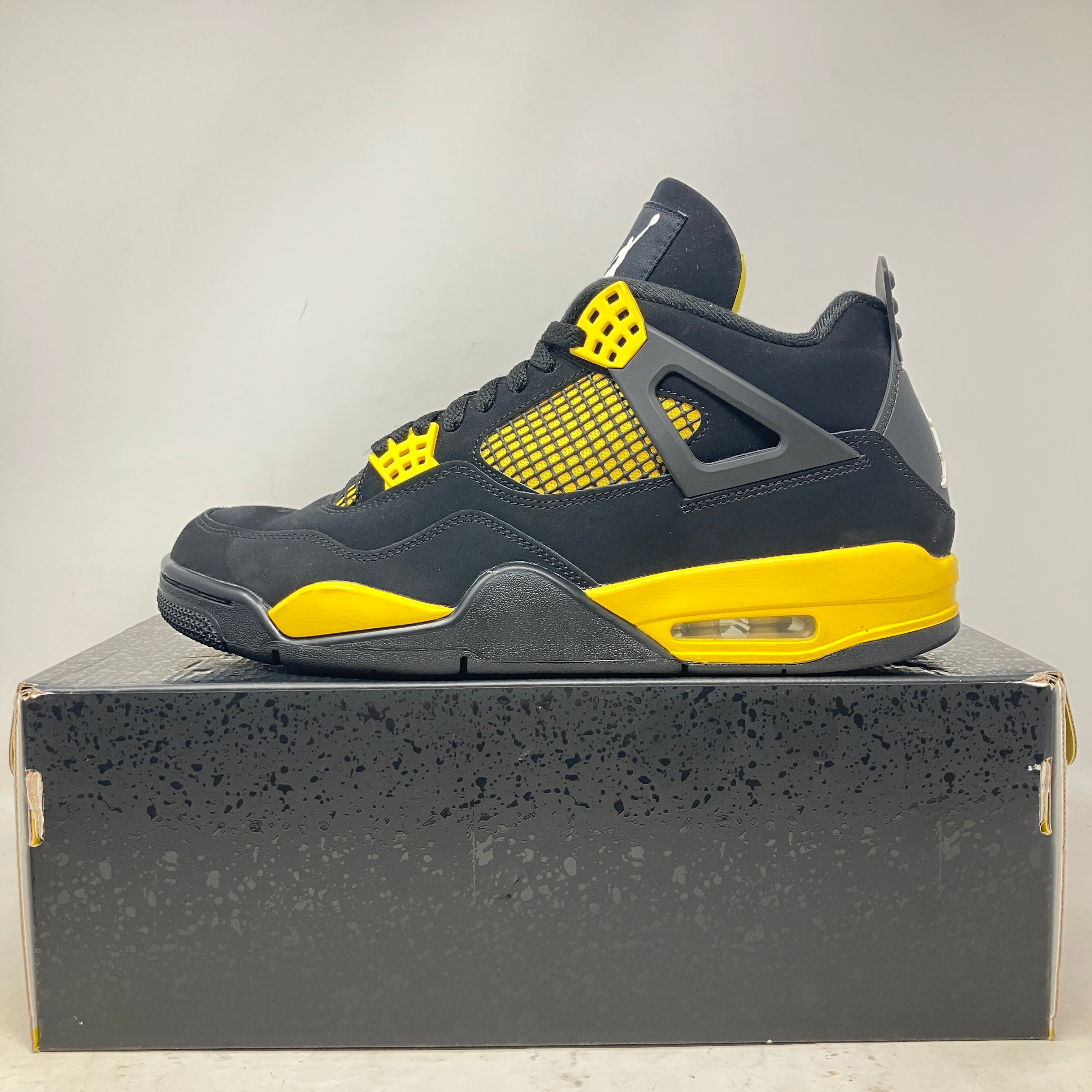 Jordan 4 Retro Thunder (2023)