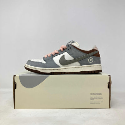 Pre-owned Nike SB Dunk Low Yuto Horigome sneaker with gray, white, and pink accents displayed on its box with all accessories included