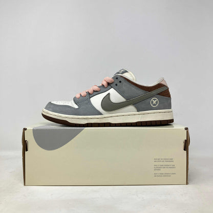 Pre-owned Nike SB Dunk Low Yuto Horigome sneaker with gray, white, and pink accents displayed on its box with all accessories included